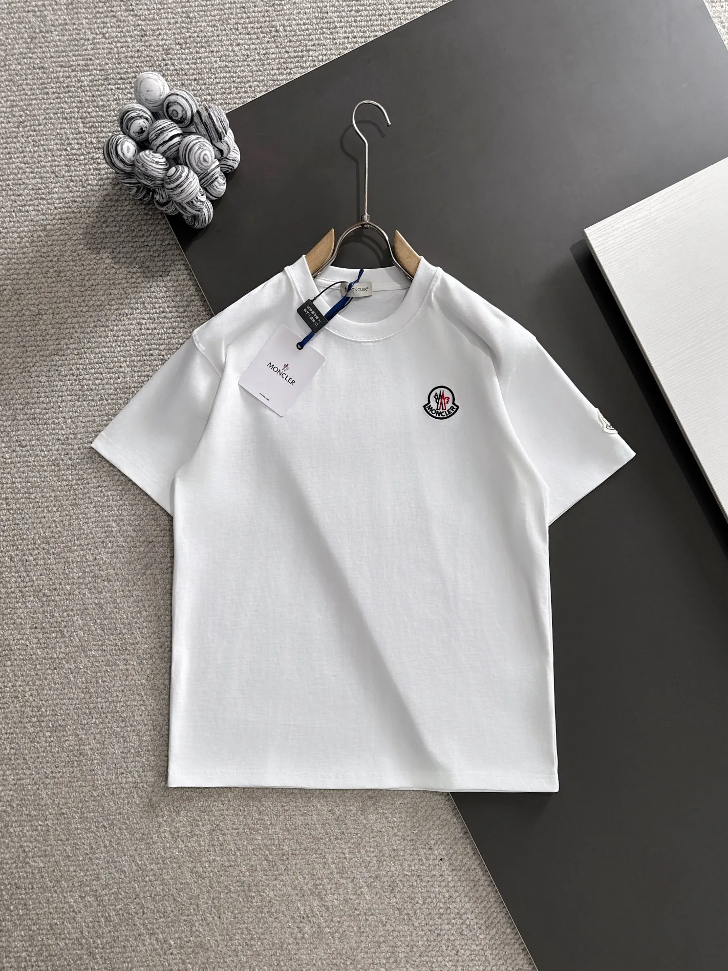 P230 Moncler* (exclusive quality in the market) hot style 2꯭0꯭26 spring and autumn short-sleeved style new, original ⌚️high version, masked. The fabric is made of 380g high-density pure cotton custom fabric. No deformation, no shrinkage, three-dimensional drape. Process introduction: classic wool label + 10,000-needle embroidery. Color: white SIZE: S-XXL