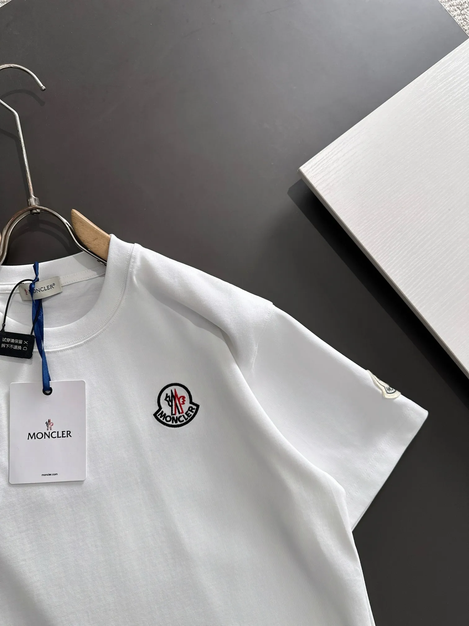 P230 Moncler* (exclusive quality in the market) hot style 2꯭0꯭26 spring and autumn short-sleeved style new, original ⌚️high version, masked. The fabric is made of 380g high-density pure cotton custom fabric. No deformation, no shrinkage, three-dimensional drape. Process introduction: classic wool label + 10,000-needle embroidery. Color: white SIZE: S-XXL