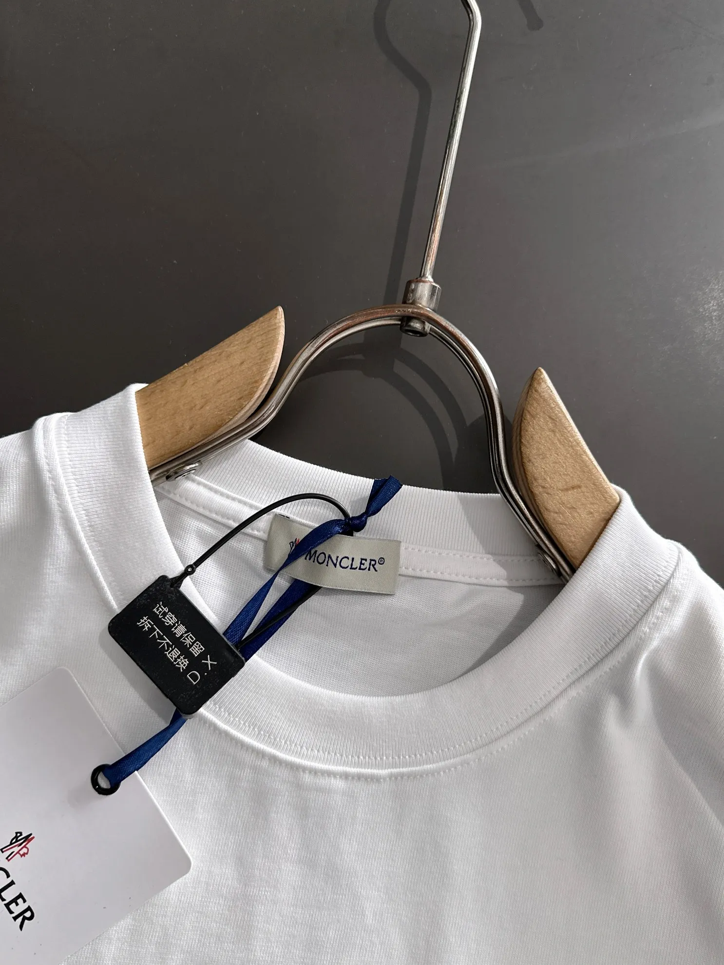 P230 Moncler* (exclusive quality in the market) hot style 2꯭0꯭26 spring and autumn short-sleeved style new, original ⌚️high version, masked. The fabric is made of 380g high-density pure cotton custom fabric. No deformation, no shrinkage, three-dimensional drape. Process introduction: classic wool label + 10,000-needle embroidery. Color: white SIZE: S-XXL