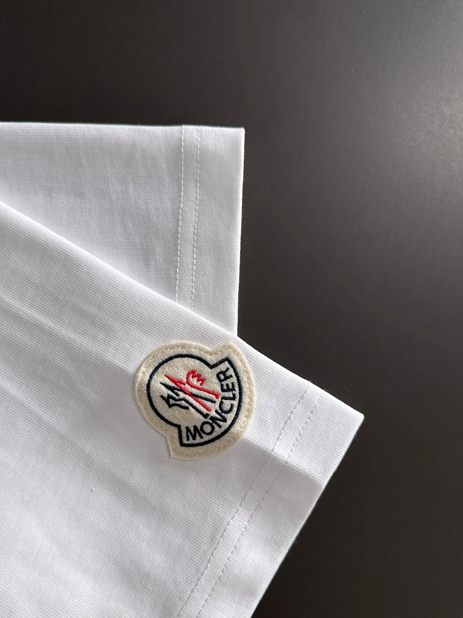 P230 Moncler* (exclusive quality in the market) hot style 2꯭0꯭26 spring and autumn short-sleeved style new, original ⌚️high version, masked. The fabric is made of 380g high-density pure cotton custom fabric. No deformation, no shrinkage, three-dimensional drape. Process introduction: classic wool label + 10,000-needle embroidery. Color: white SIZE: S-XXL