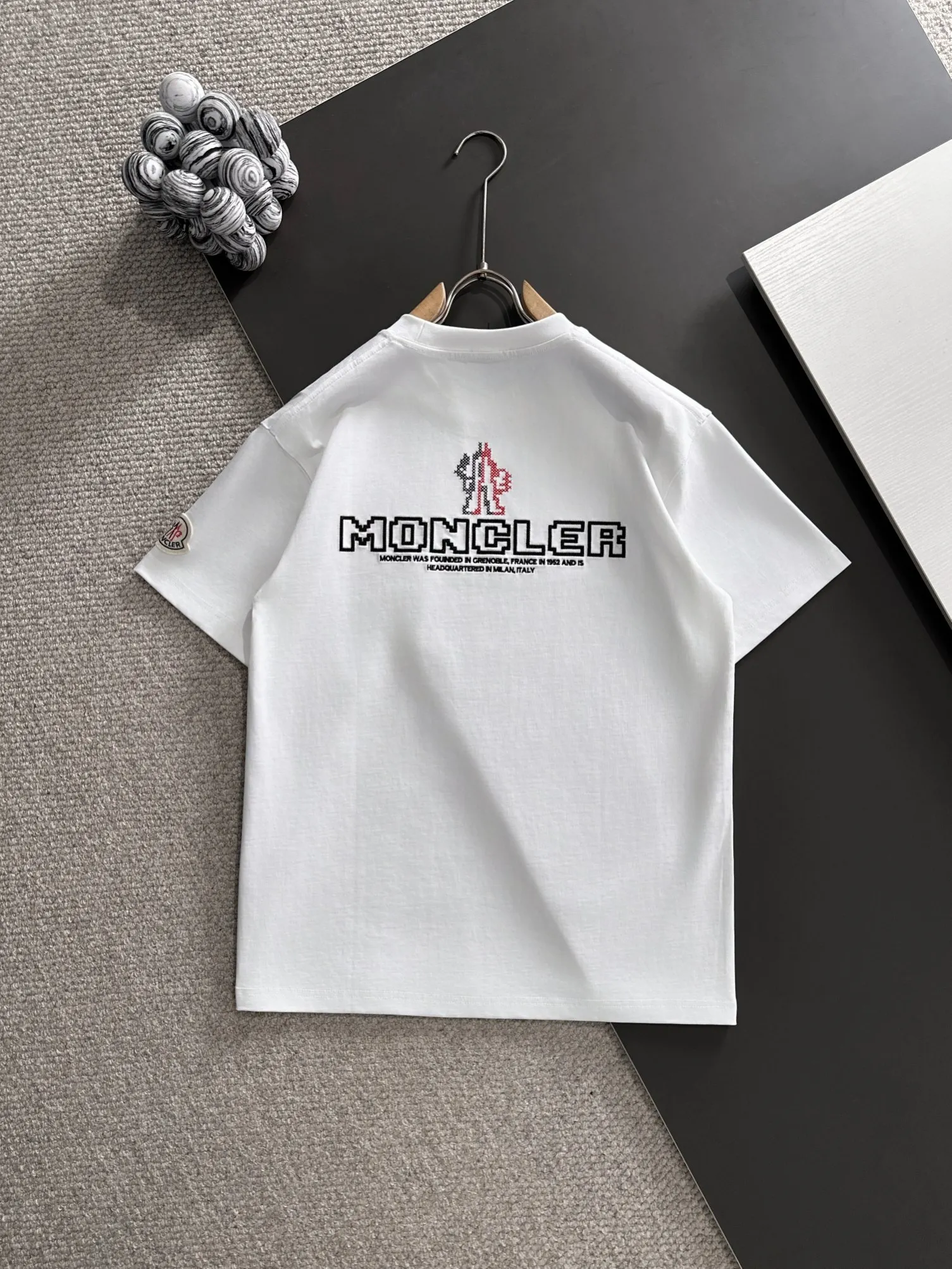 P230 Moncler* (exclusive quality in the market) hot style 2꯭0꯭26 spring and autumn short-sleeved style new, original ⌚️high version, masked. The fabric is made of 380g high-density pure cotton custom fabric. No deformation, no shrinkage, three-dimensional drape. Process introduction: classic wool label + 10,000-needle embroidery. Color: white SIZE: S-XXL