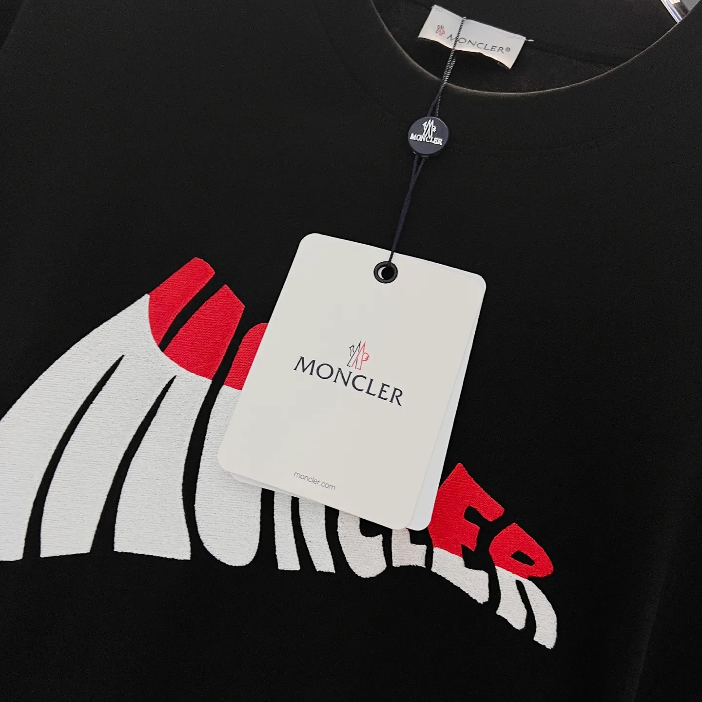 P150 MONCLER/muzzled 260g round neck short-sleeved T-shirt, color block embroidery🪡letter LOGO brand seal design logo, official synchronization, high version, high quality, fashionable personality, versatile trend, pure original quality, original fabric, tag, collar label, washed wheat, three complete standards, color: black, white. Size: XS-L