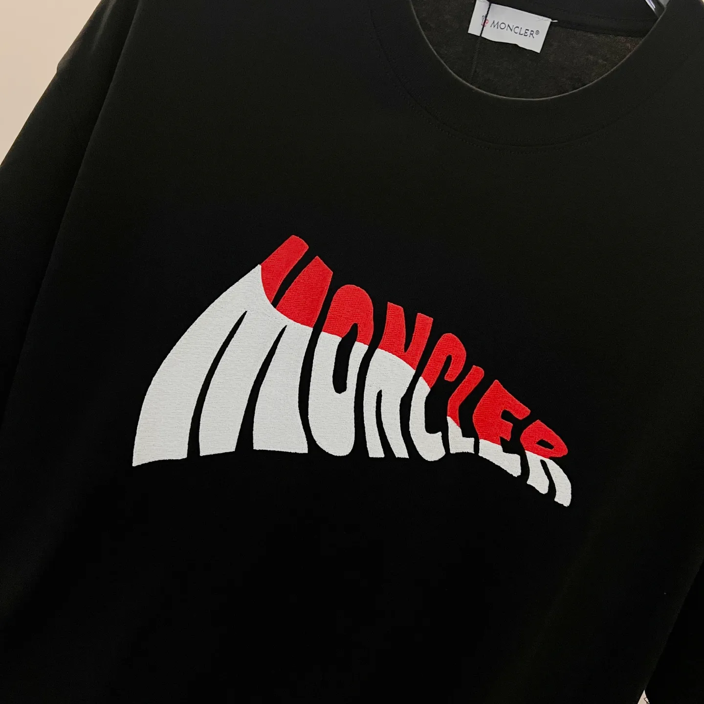 P150 MONCLER/muzzled 260g round neck short-sleeved T-shirt, color block embroidery🪡letter LOGO brand seal design logo, official synchronization, high version, high quality, fashionable personality, versatile trend, pure original quality, original fabric, tag, collar label, washed wheat, three complete standards, color: black, white. Size: XS-L