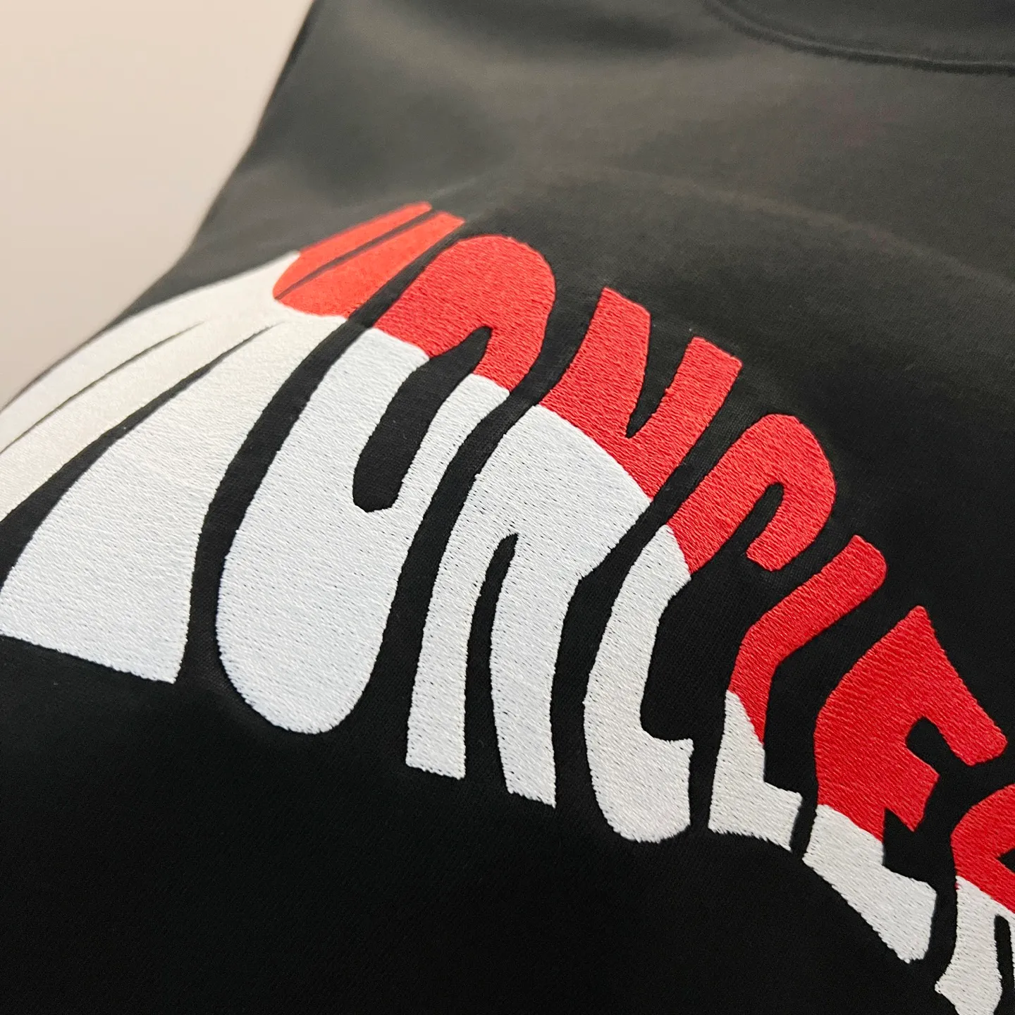 P150 MONCLER/muzzled 260g round neck short-sleeved T-shirt, color block embroidery🪡letter LOGO brand seal design logo, official synchronization, high version, high quality, fashionable personality, versatile trend, pure original quality, original fabric, tag, collar label, washed wheat, three complete standards, color: black, white. Size: XS-L