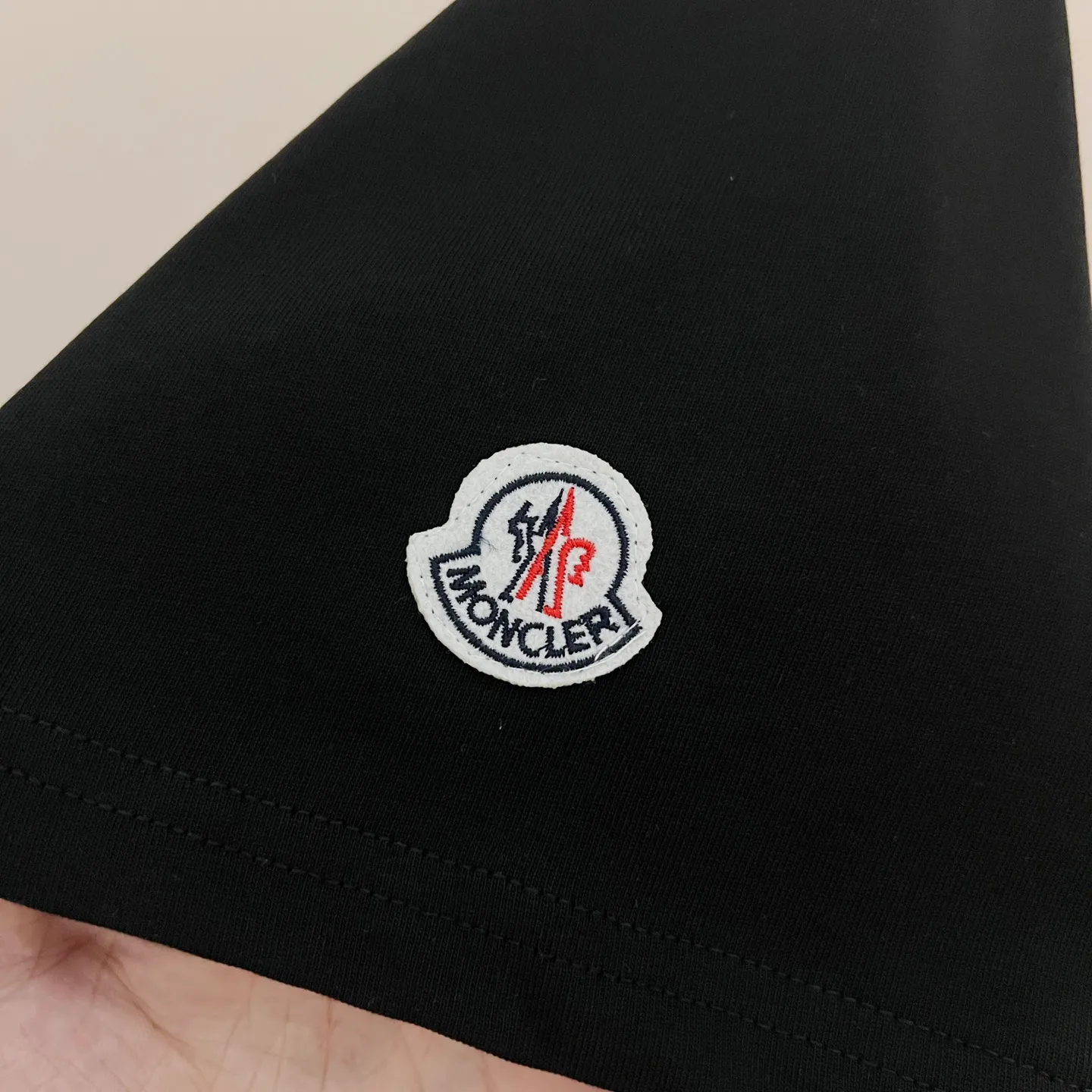 P150 MONCLER/muzzled 260g round neck short-sleeved T-shirt, color block embroidery🪡letter LOGO brand seal design logo, official synchronization, high version, high quality, fashionable personality, versatile trend, pure original quality, original fabric, tag, collar label, washed wheat, three complete standards, color: black, white. Size: XS-L