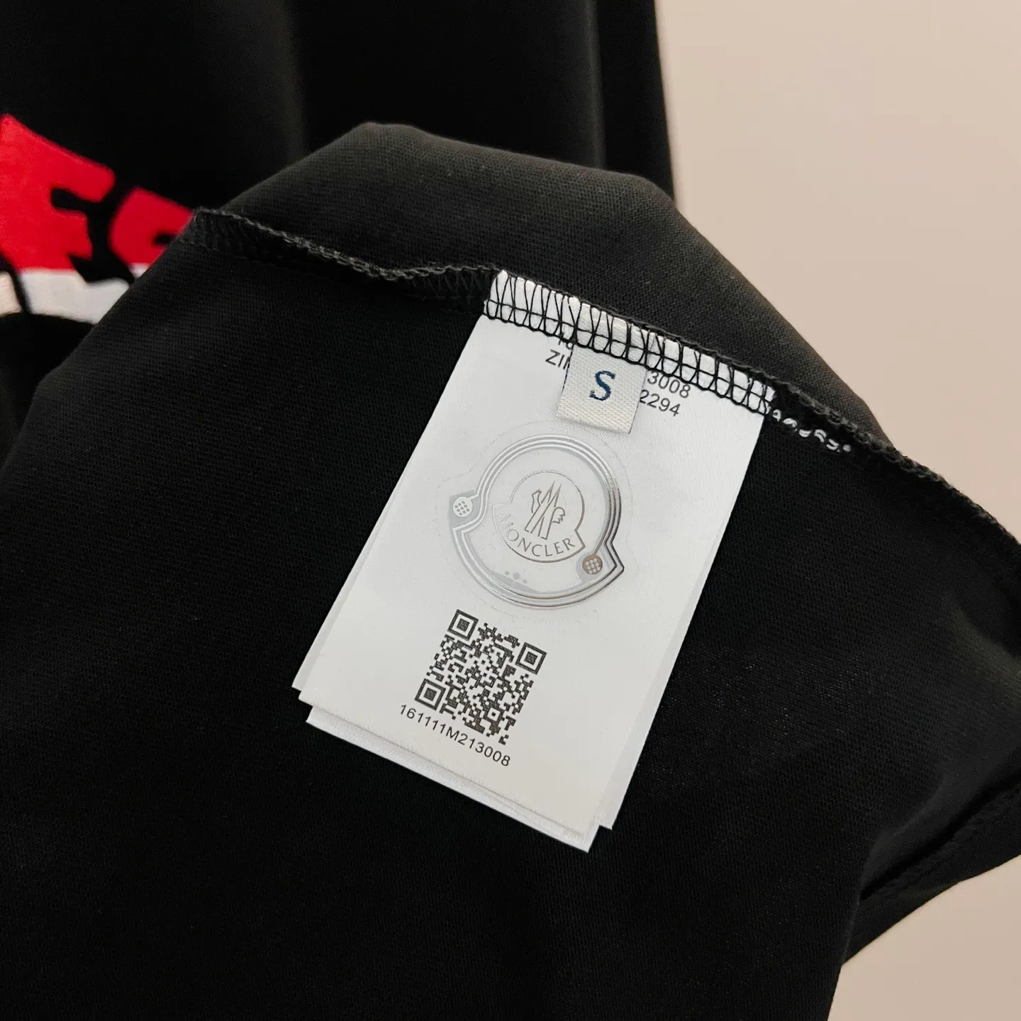 P150 MONCLER/muzzled 260g round neck short-sleeved T-shirt, color block embroidery🪡letter LOGO brand seal design logo, official synchronization, high version, high quality, fashionable personality, versatile trend, pure original quality, original fabric, tag, collar label, washed wheat, three complete standards, color: black, white. Size: XS-L