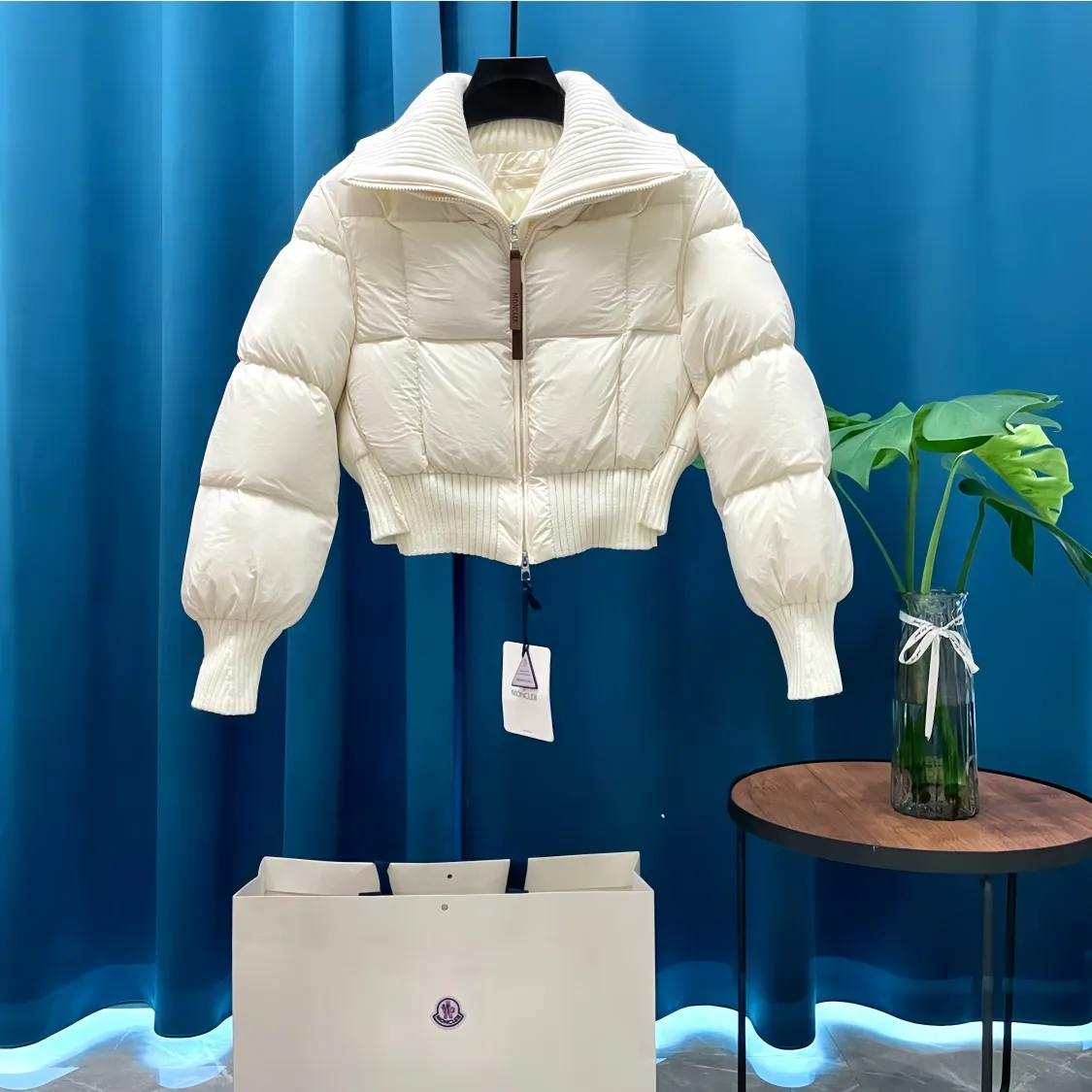 P900 Moncler➡️Mountain Mouth New Style🦢Goose Down Knit🧶Spliced ​​Down Jacket Jackets Women's MONCLER Moncler Meng Mouth Bursting Street New Product Design Fashionable and Versatile Comfortable Breathable Mouth Down Jacket~Supports NFC chip induction and is on sale simultaneously on the official website! This down jacket has a great sense of design and looks. You can buy it directly due to quality control. It’s a high-end product that you can’t go wrong with! Simple and elegant design ~ and engraved with 1ogo letters ~ the overall design makes this dress unique! It is made of imported technical fabrics and is filled with 90% white goose down. The texture and shape of the fabric are exquisite. You can feel its strong aura through the detailed pictures. It also has superior handsomeness and thermal insulation performance. It can be easily worn in various occasions! With polythermal insulation, you don’t have to worry about a little chill! The placket adopts a zipper design, which is both fashionable and functional. It not only highlights the shape but also keeps warm. The design makes the whole style more luxurious!
