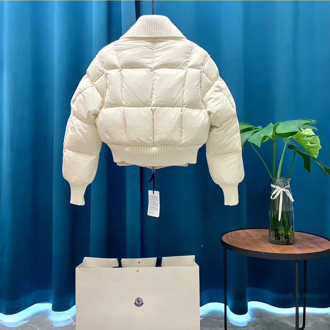 P900 Moncler➡️Mountain Mouth New Style🦢Goose Down Knit🧶Spliced ​​Down Jacket Jackets Women's MONCLER Moncler Meng Mouth Bursting Street New Product Design Fashionable and Versatile Comfortable Breathable Mouth Down Jacket~Supports NFC chip induction and is on sale simultaneously on the official website! This down jacket has a great sense of design and looks. You can buy it directly due to quality control. It’s a high-end product that you can’t go wrong with! Simple and elegant design ~ and engraved with 1ogo letters ~ the overall design makes this dress unique! It is made of imported technical fabrics and is filled with 90% white goose down. The texture and shape of the fabric are exquisite. You can feel its strong aura through the detailed pictures. It also has superior handsomeness and thermal insulation performance. It can be easily worn in various occasions! With polythermal insulation, you don’t have to worry about a little chill! The placket adopts a zipper design, which is both fashionable and functional. It not only highlights the shape but also keeps warm. The design makes the whole style more luxurious!