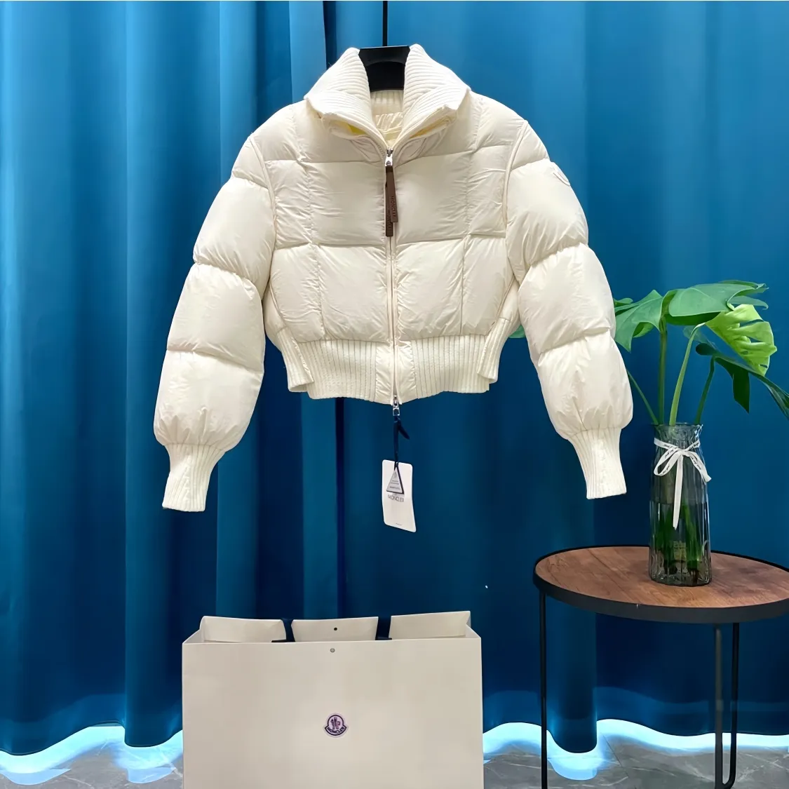 P900 Moncler➡️Mountain Mouth New Style🦢Goose Down Knit🧶Spliced ​​Down Jacket Jackets Women's MONCLER Moncler Meng Mouth Bursting Street New Product Design Fashionable and Versatile Comfortable Breathable Mouth Down Jacket~Supports NFC chip induction and is on sale simultaneously on the official website! This down jacket has a great sense of design and looks. You can buy it directly due to quality control. It’s a high-end product that you can’t go wrong with! Simple and elegant design ~ and engraved with 1ogo letters ~ the overall design makes this dress unique! It is made of imported technical fabrics and is filled with 90% white goose down. The texture and shape of the fabric are exquisite. You can feel its strong aura through the detailed pictures. It also has superior handsomeness and thermal insulation performance. It can be easily worn in various occasions! With polythermal insulation, you don’t have to worry about a little chill! The placket adopts a zipper design, which is both fashionable and functional. It not only highlights the shape but also keeps warm. The design makes the whole style more luxurious!