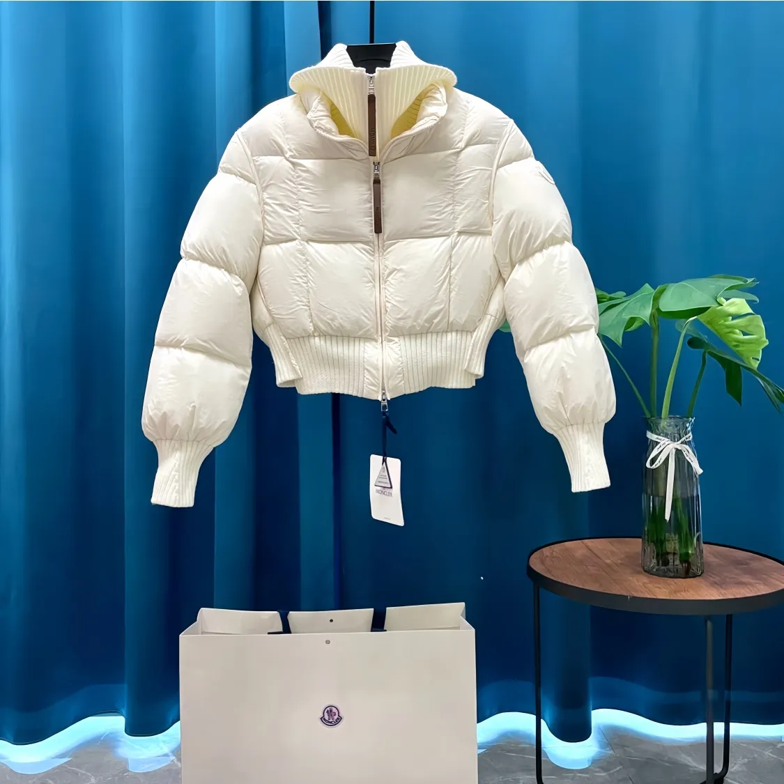 P900 Moncler➡️Mountain Mouth New Style🦢Goose Down Knit🧶Spliced ​​Down Jacket Jackets Women's MONCLER Moncler Meng Mouth Bursting Street New Product Design Fashionable and Versatile Comfortable Breathable Mouth Down Jacket~Supports NFC chip induction and is on sale simultaneously on the official website! This down jacket has a great sense of design and looks. You can buy it directly due to quality control. It’s a high-end product that you can’t go wrong with! Simple and elegant design ~ and engraved with 1ogo letters ~ the overall design makes this dress unique! It is made of imported technical fabrics and is filled with 90% white goose down. The texture and shape of the fabric are exquisite. You can feel its strong aura through the detailed pictures. It also has superior handsomeness and thermal insulation performance. It can be easily worn in various occasions! With polythermal insulation, you don’t have to worry about a little chill! The placket adopts a zipper design, which is both fashionable and functional. It not only highlights the shape but also keeps warm. The design makes the whole style more luxurious!