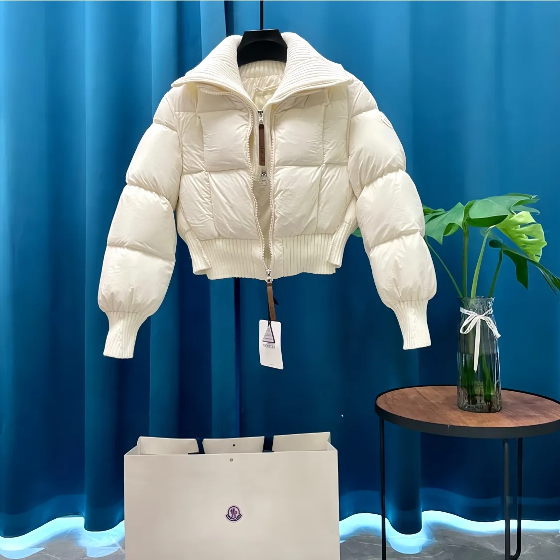 P900 Moncler➡️Mountain Mouth New Style🦢Goose Down Knit🧶Spliced ​​Down Jacket Jackets Women's MONCLER Moncler Meng Mouth Bursting Street New Product Design Fashionable and Versatile Comfortable Breathable Mouth Down Jacket~Supports NFC chip induction and is on sale simultaneously on the official website! This down jacket has a great sense of design and looks. You can buy it directly due to quality control. It’s a high-end product that you can’t go wrong with! Simple and elegant design ~ and engraved with 1ogo letters ~ the overall design makes this dress unique! It is made of imported technical fabrics and is filled with 90% white goose down. The texture and shape of the fabric are exquisite. You can feel its strong aura through the detailed pictures. It also has superior handsomeness and thermal insulation performance. It can be easily worn in various occasions! With polythermal insulation, you don’t have to worry about a little chill! The placket adopts a zipper design, which is both fashionable and functional. It not only highlights the shape but also keeps warm. The design makes the whole style more luxurious!
