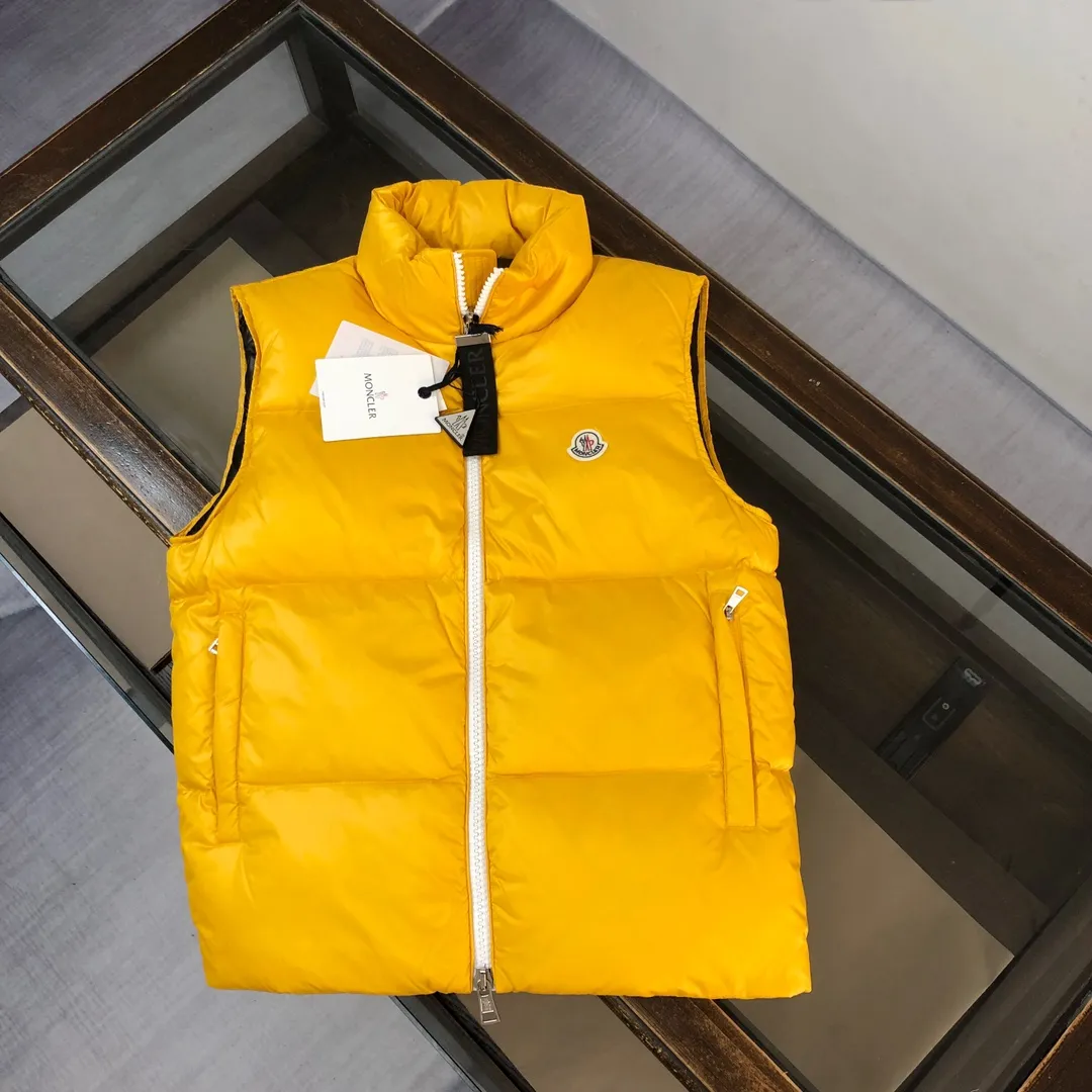 P640 🔥Mon*cler 2024 new down vest exclusive real shot✌️ 🥰🥰The design of the stand-up collar is inspired by Moncler’s iconic jacket from the 1980s🧥. It has been reinterpreted with modern and dynamic elements. 😎This vest🎽 embodies the personality of those who always want to be a champion🏆. It is fashionable and versatile🉑 and can be worn as a vest in the mid-season or paired with a windproof jacket in the cold winter. 👍🏻 Color: black (blue lining) blue (black lining) yellow (black lining) Size: 1-2-3-4-5 (M～3xl)