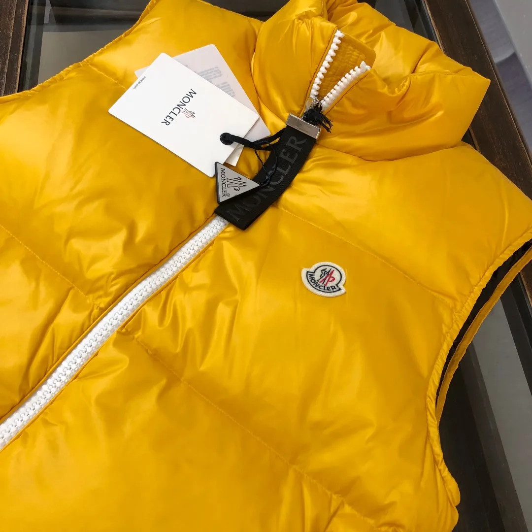 P640 🔥Mon*cler 2024 new down vest exclusive real shot✌️ 🥰🥰The design of the stand-up collar is inspired by Moncler’s iconic jacket from the 1980s🧥. It has been reinterpreted with modern and dynamic elements. 😎This vest🎽 embodies the personality of those who always want to be a champion🏆. It is fashionable and versatile🉑 and can be worn as a vest in the mid-season or paired with a windproof jacket in the cold winter. 👍🏻 Color: black (blue lining) blue (black lining) yellow (black lining) Size: 1-2-3-4-5 (M～3xl)