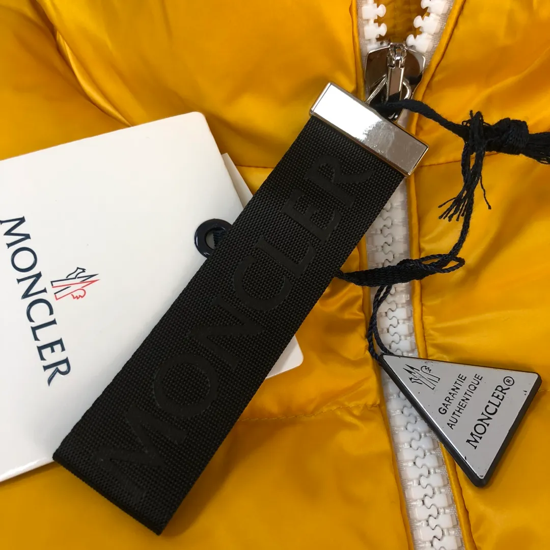 P640 🔥Mon*cler 2024 new down vest exclusive real shot✌️ 🥰🥰The design of the stand-up collar is inspired by Moncler’s iconic jacket from the 1980s🧥. It has been reinterpreted with modern and dynamic elements. 😎This vest🎽 embodies the personality of those who always want to be a champion🏆. It is fashionable and versatile🉑 and can be worn as a vest in the mid-season or paired with a windproof jacket in the cold winter. 👍🏻 Color: black (blue lining) blue (black lining) yellow (black lining) Size: 1-2-3-4-5 (M～3xl)