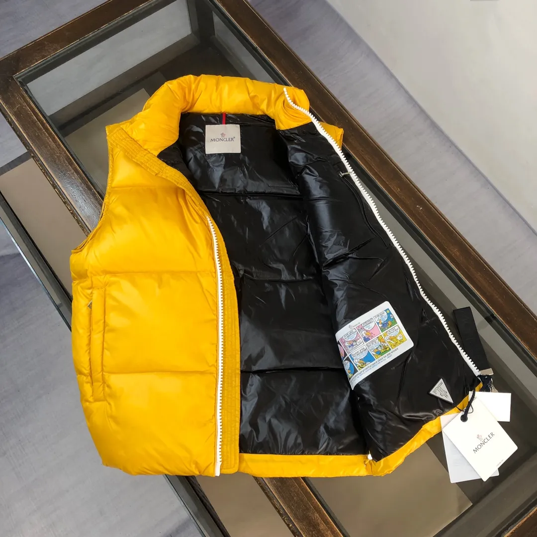 P640 🔥Mon*cler 2024 new down vest exclusive real shot✌️ 🥰🥰The design of the stand-up collar is inspired by Moncler’s iconic jacket from the 1980s🧥. It has been reinterpreted with modern and dynamic elements. 😎This vest🎽 embodies the personality of those who always want to be a champion🏆. It is fashionable and versatile🉑 and can be worn as a vest in the mid-season or paired with a windproof jacket in the cold winter. 👍🏻 Color: black (blue lining) blue (black lining) yellow (black lining) Size: 1-2-3-4-5 (M～3xl)