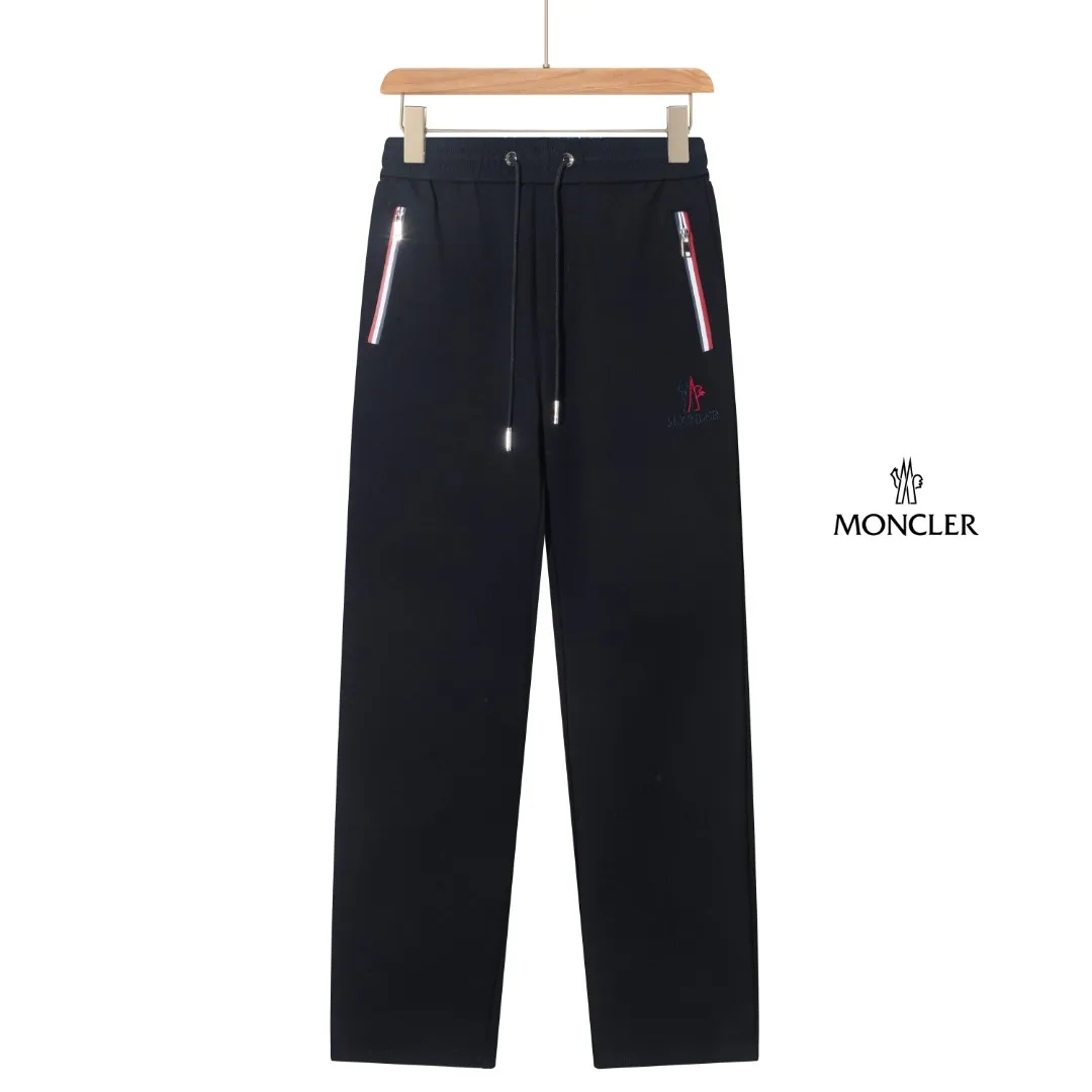 P290 Moncler 25 new autumn trousers European trade channels, direct delivery from Italian overseas warehouses, limited sales of overseas boutiques.  25SS new casual and fashionable sweatpants. This sweatpants adopts the design of big brands to create a fashionable trend. The details are exquisitely processed, showing super high quality.  The pants are embellished with iconic brand logos to highlight the brand style and create a fashionable and diverse look. Carefully crafted from 100% imported fabrics, they are soft and comfortable, and are skin-friendly and warm. They are a pair of pants that are comfortable both at home and when going out. You can just wear a jacket and a sweater to go out~ Color: Black Size: M L XL 2XL 3XL