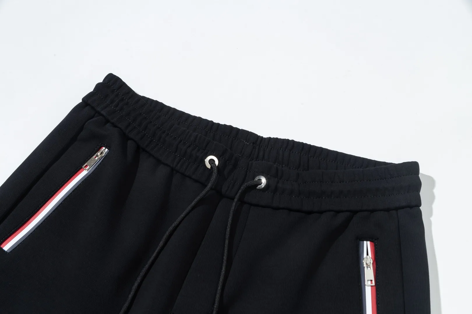 P290 Moncler 25 new autumn trousers European trade channels, direct delivery from Italian overseas warehouses, limited sales of overseas boutiques.  25SS new casual and fashionable sweatpants. This sweatpants adopts the design of big brands to create a fashionable trend. The details are exquisitely processed, showing super high quality.  The pants are embellished with iconic brand logos to highlight the brand style and create a fashionable and diverse look. Carefully crafted from 100% imported fabrics, they are soft and comfortable, and are skin-friendly and warm. They are a pair of pants that are comfortable both at home and when going out. You can just wear a jacket and a sweater to go out~ Color: Black Size: M L XL 2XL 3XL