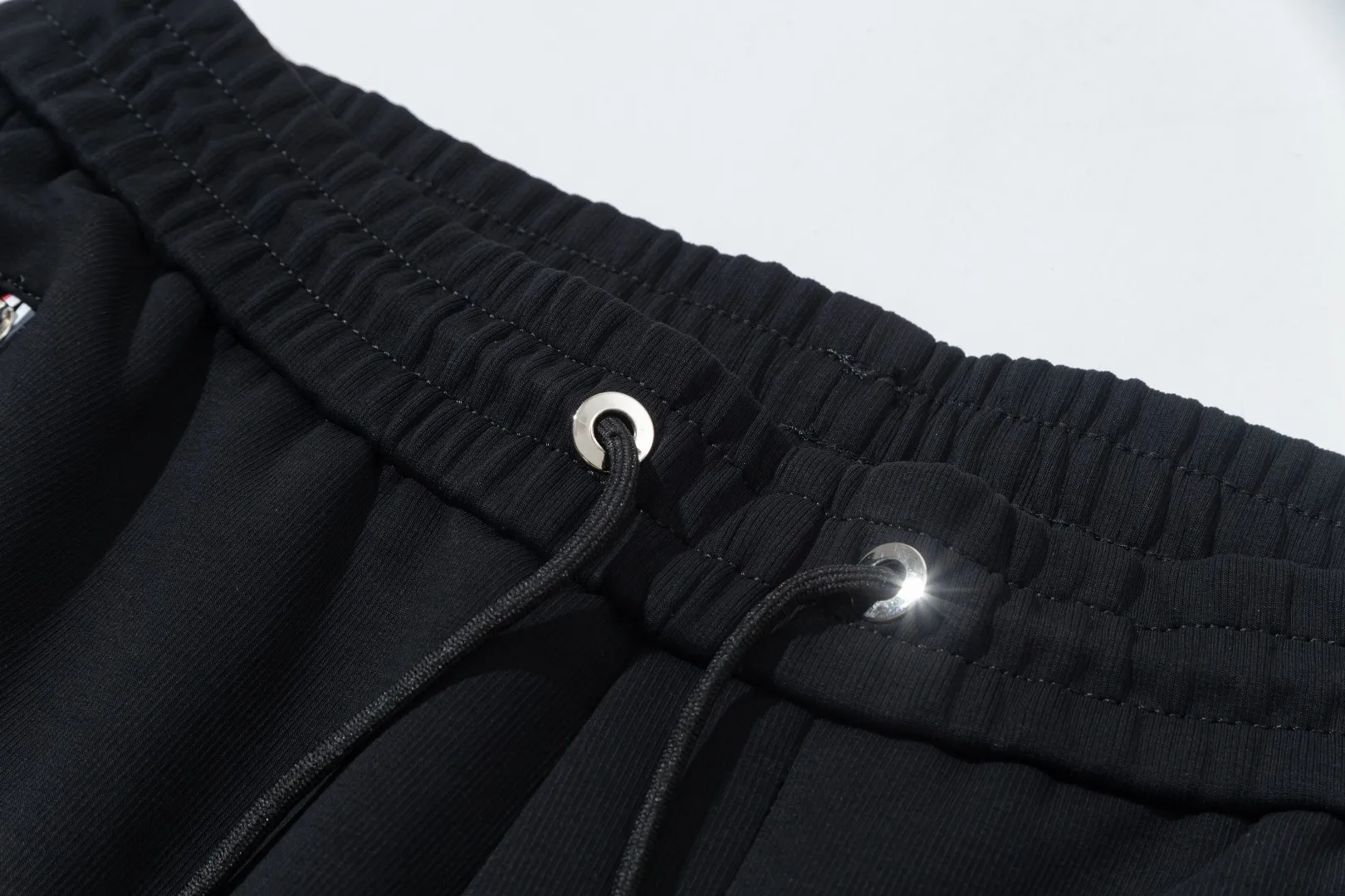 P290 Moncler 25 new autumn trousers European trade channels, direct delivery from Italian overseas warehouses, limited sales of overseas boutiques.  25SS new casual and fashionable sweatpants. This sweatpants adopts the design of big brands to create a fashionable trend. The details are exquisitely processed, showing super high quality.  The pants are embellished with iconic brand logos to highlight the brand style and create a fashionable and diverse look. Carefully crafted from 100% imported fabrics, they are soft and comfortable, and are skin-friendly and warm. They are a pair of pants that are comfortable both at home and when going out. You can just wear a jacket and a sweater to go out~ Color: Black Size: M L XL 2XL 3XL