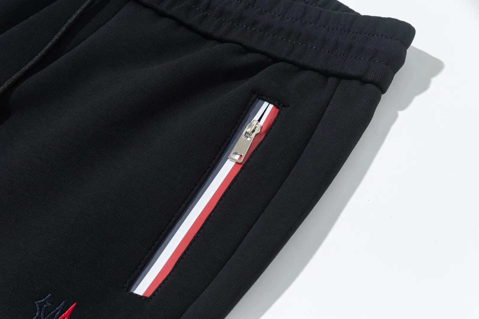 P290 Moncler 25 new autumn trousers European trade channels, direct delivery from Italian overseas warehouses, limited sales of overseas boutiques.  25SS new casual and fashionable sweatpants. This sweatpants adopts the design of big brands to create a fashionable trend. The details are exquisitely processed, showing super high quality.  The pants are embellished with iconic brand logos to highlight the brand style and create a fashionable and diverse look. Carefully crafted from 100% imported fabrics, they are soft and comfortable, and are skin-friendly and warm. They are a pair of pants that are comfortable both at home and when going out. You can just wear a jacket and a sweater to go out~ Color: Black Size: M L XL 2XL 3XL