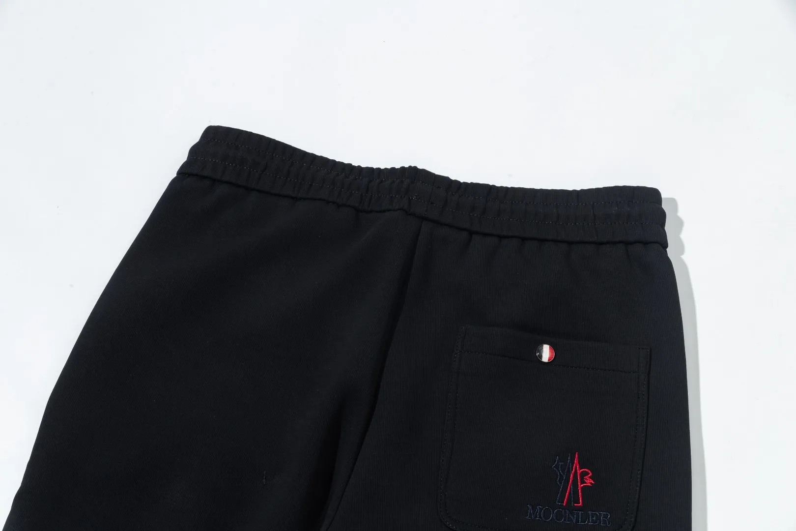 P290 Moncler 25 new autumn trousers European trade channels, direct delivery from Italian overseas warehouses, limited sales of overseas boutiques.  25SS new casual and fashionable sweatpants. This sweatpants adopts the design of big brands to create a fashionable trend. The details are exquisitely processed, showing super high quality.  The pants are embellished with iconic brand logos to highlight the brand style and create a fashionable and diverse look. Carefully crafted from 100% imported fabrics, they are soft and comfortable, and are skin-friendly and warm. They are a pair of pants that are comfortable both at home and when going out. You can just wear a jacket and a sweater to go out~ Color: Black Size: M L XL 2XL 3XL