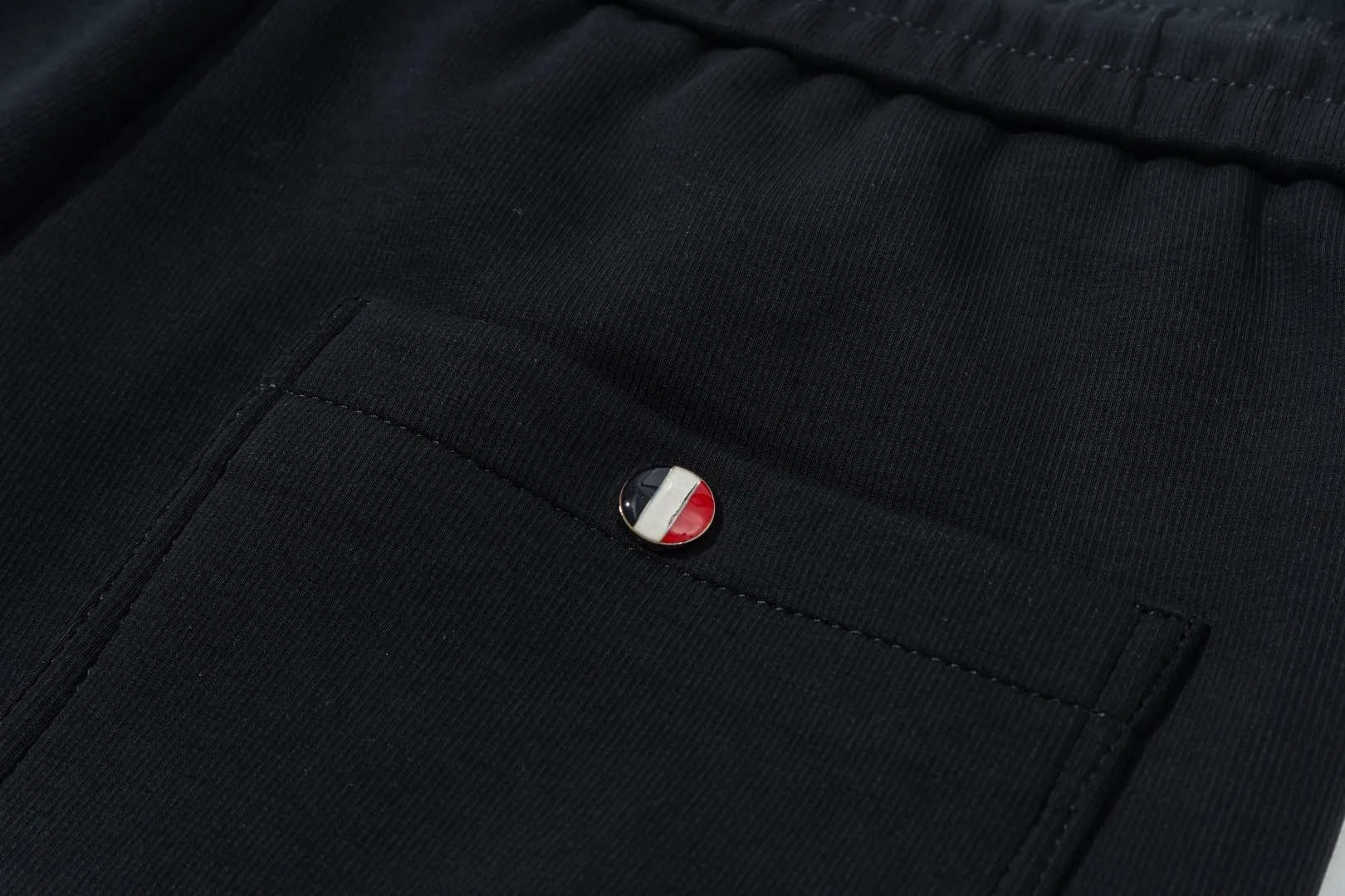 P290 Moncler 25 new autumn trousers European trade channels, direct delivery from Italian overseas warehouses, limited sales of overseas boutiques.  25SS new casual and fashionable sweatpants. This sweatpants adopts the design of big brands to create a fashionable trend. The details are exquisitely processed, showing super high quality.  The pants are embellished with iconic brand logos to highlight the brand style and create a fashionable and diverse look. Carefully crafted from 100% imported fabrics, they are soft and comfortable, and are skin-friendly and warm. They are a pair of pants that are comfortable both at home and when going out. You can just wear a jacket and a sweater to go out~ Color: Black Size: M L XL 2XL 3XL