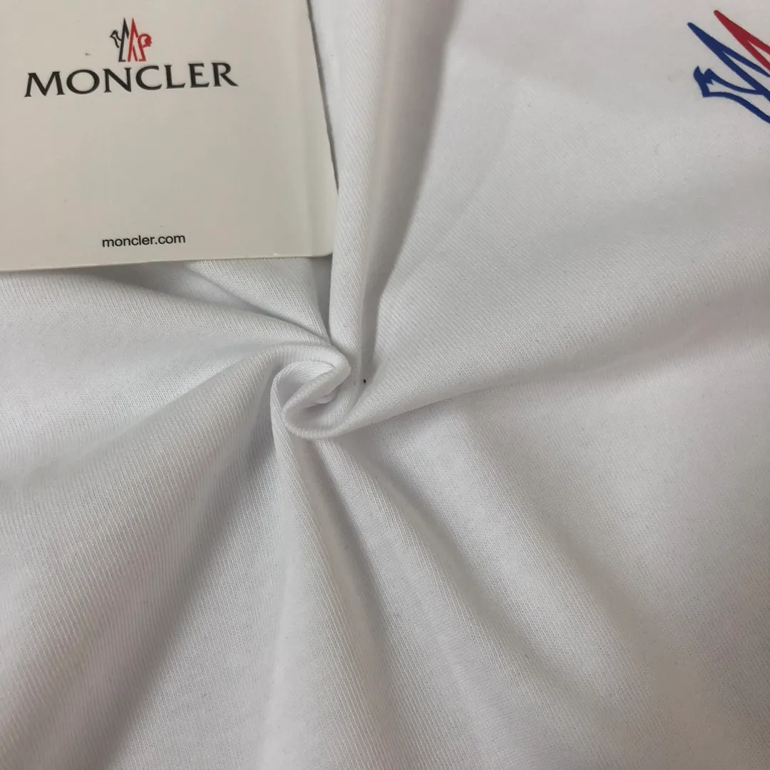 P160 MONCLER 2025 latest couple style round neck short-sleeved couple T-shirt, new spring and summer product, high quality 🔥🔥Three-dimensional logo letter logo printing technology on the chest! Fashionable and versatile trendy styles, customized imported fabrics! Comfortable to wear, breathable, fashionable without losing personality, the upper body is casual and casual, handsome and stylish, showing the temperament of a big brand. All three standards are complete! ! Color: Black White Gray Navy Size: S M L XL (Loose fit, please state your height and weight when placing an order)