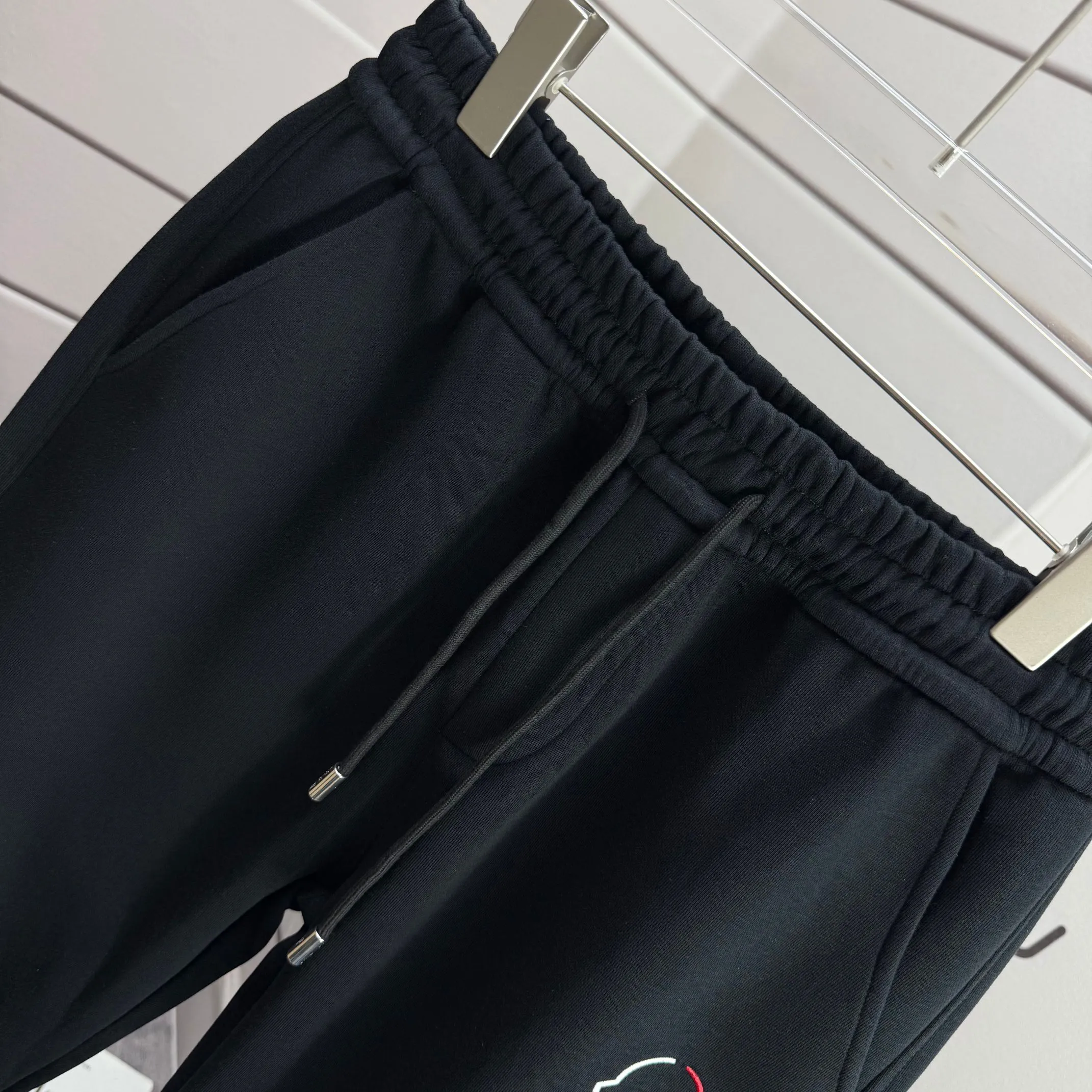 P310 MONCLER* Mouthless 2025 new autumn embroidered classic flat-legged casual sweatpants, same style for men and women. The fabric is made of 380g high-density double-sided Chinese custom fabric. No deformation, no shrinkage, three-dimensional drape. Color: black, navy blue, size: M-XXXL