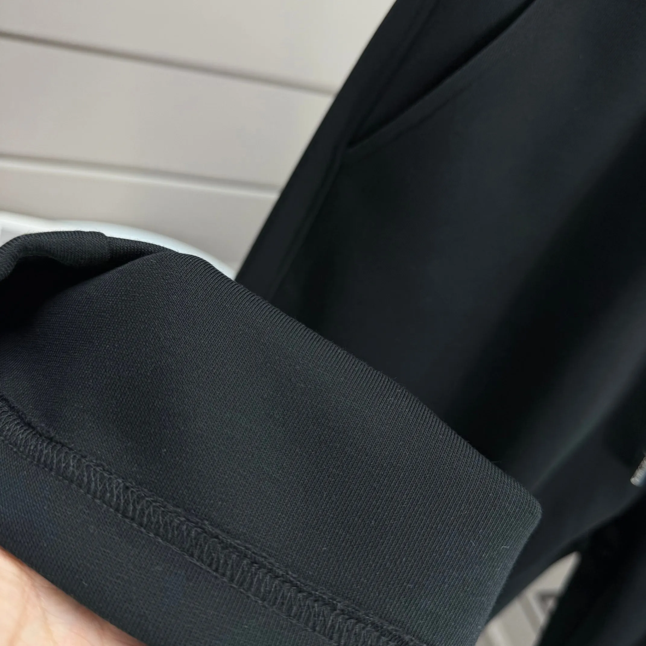 P310 MONCLER* Mouthless 2025 new autumn embroidered classic flat-legged casual sweatpants, same style for men and women. The fabric is made of 380g high-density double-sided Chinese custom fabric. No deformation, no shrinkage, three-dimensional drape. Color: black, navy blue, size: M-XXXL