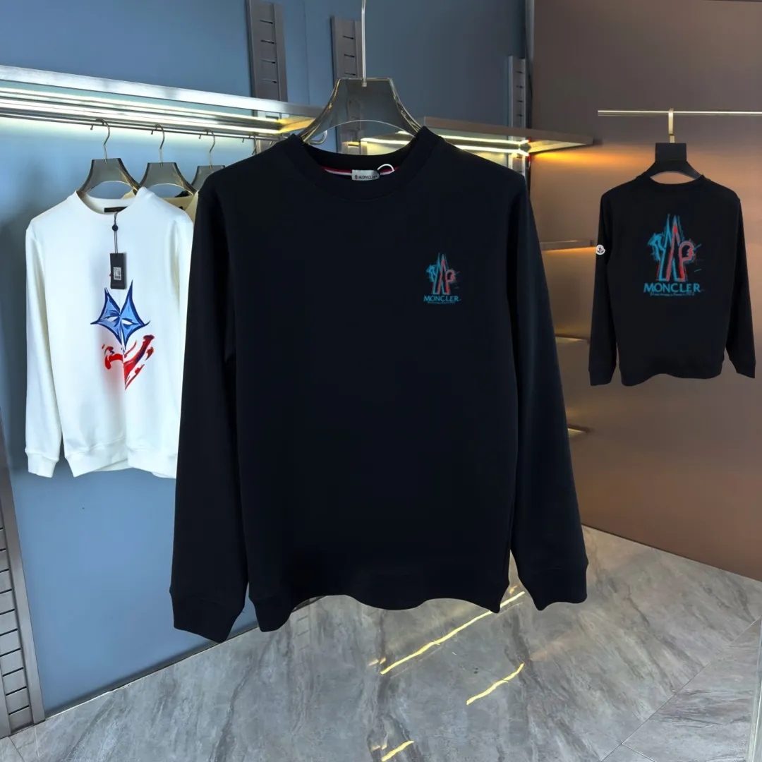 P210 high version sweatshirt) 📦With exclusive packaging📦 [Long-term ready stock] Upgraded version "Mobile phone smart sensor ~ NFC chip armband ~ Directly to the official website for anti-counterfeiting" 〖 𝐌𝐎𝐍𝐂𝐋𝐄𝐑 ~ Mouth covering〗 2025 new high quality, using 450 grams of heavyweight fabric Different from the market currency, you can mix and match everything at will and you will be handsome😎The whole clothes is made of double waistcoats. The double waistcoats make the whole dress more three-dimensional. It is not an ordinary factory that can do such fine work. 2025 autumn and winter new style, on sale at the counter, exquisite printed round neck terry sweatshirt. High-end double-ply cotton. Customized stretch ribs are dyed in the same vat. Three standards are complete. It is matched with digital printing patterns and is very breathable. Same style for men and women. Color: black, white, apricot. Size: S M L XL 2XL