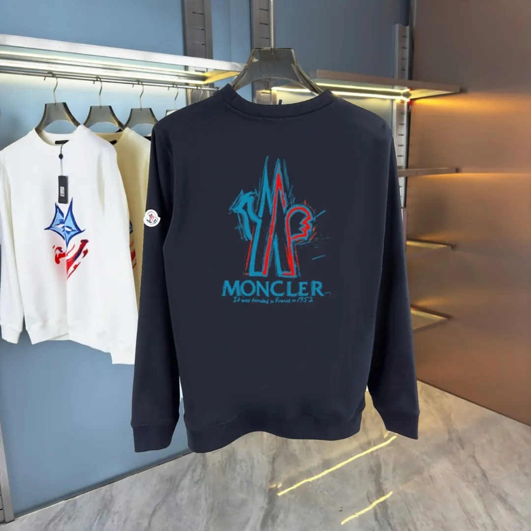 P210 high version sweatshirt) 📦With exclusive packaging📦 [Long-term ready stock] Upgraded version "Mobile phone smart sensor ~ NFC chip armband ~ Directly to the official website for anti-counterfeiting" 〖 𝐌𝐎𝐍𝐂𝐋𝐄𝐑 ~ Mouth covering〗 2025 new high quality, using 450 grams of heavyweight fabric Different from the market currency, you can mix and match everything at will and you will be handsome😎The whole clothes is made of double waistcoats. The double waistcoats make the whole dress more three-dimensional. It is not an ordinary factory that can do such fine work. 2025 autumn and winter new style, on sale at the counter, exquisite printed round neck terry sweatshirt. High-end double-ply cotton. Customized stretch ribs are dyed in the same vat. Three standards are complete. It is matched with digital printing patterns and is very breathable. Same style for men and women. Color: black, white, apricot. Size: S M L XL 2XL