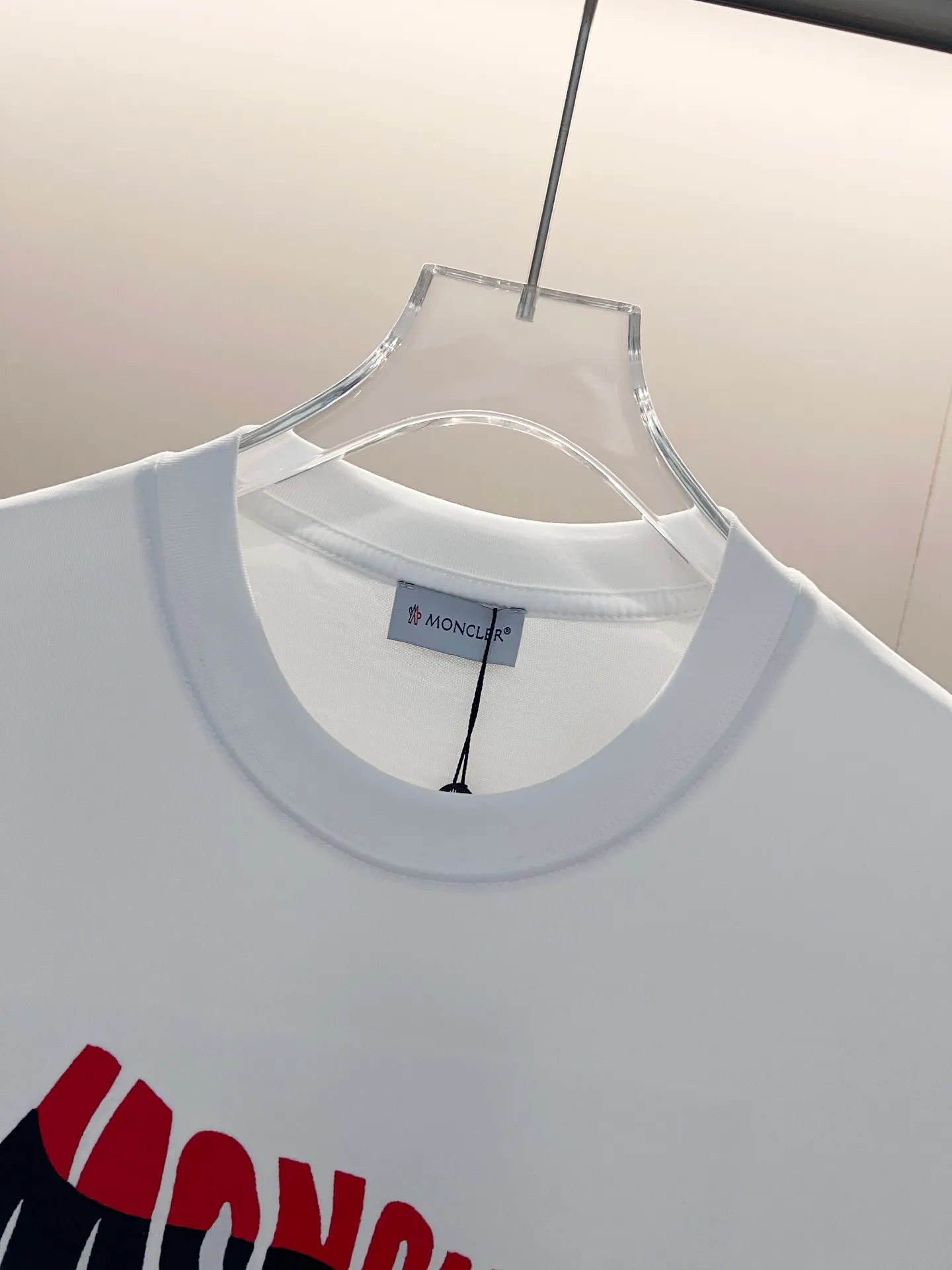 P150 MONCLER/muzzled 260g round neck short-sleeved T-shirt, color block embroidery🪡letter LOGO brand seal design logo, official synchronization, high version, high quality, fashionable personality, versatile trend, pure original quality, original fabric, tag, collar label, washed wheat, three complete standards, color: black, white. Size: XS-L