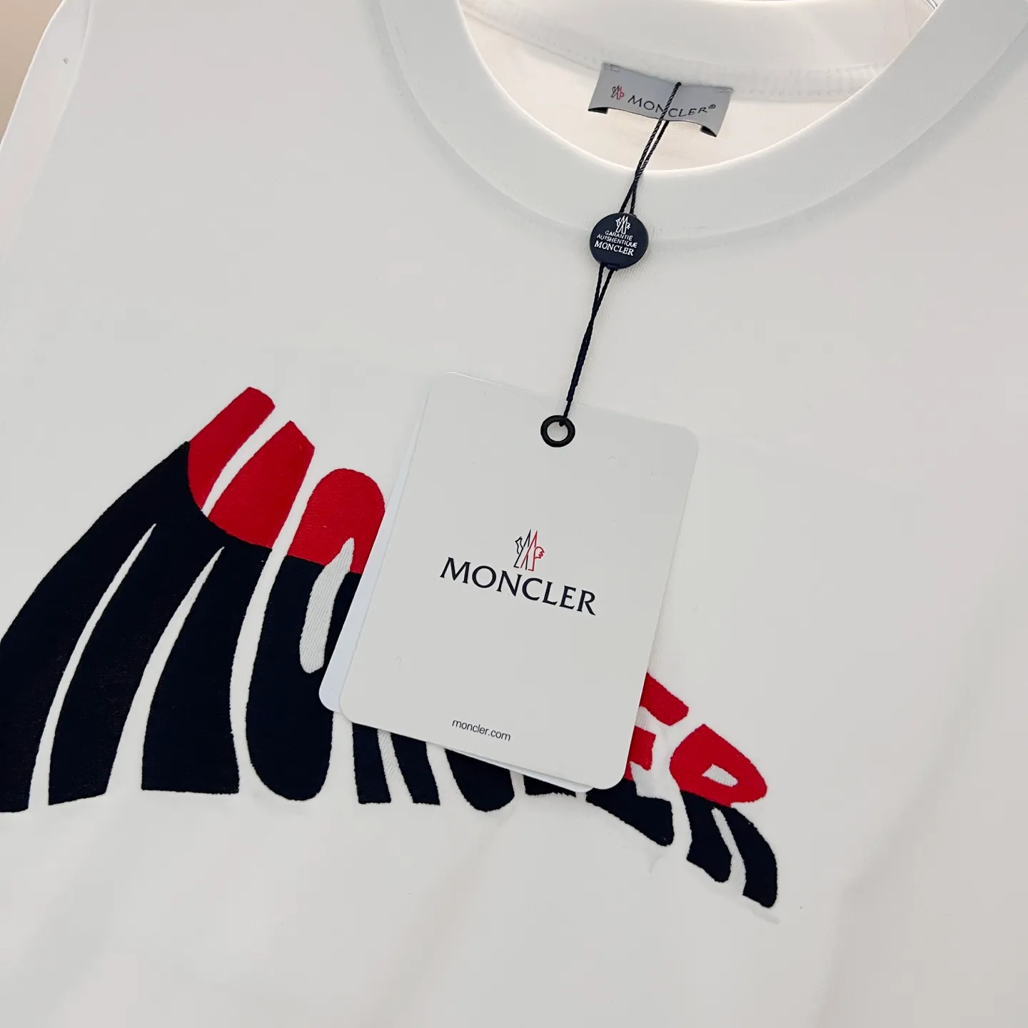 P150 MONCLER/muzzled 260g round neck short-sleeved T-shirt, color block embroidery🪡letter LOGO brand seal design logo, official synchronization, high version, high quality, fashionable personality, versatile trend, pure original quality, original fabric, tag, collar label, washed wheat, three complete standards, color: black, white. Size: XS-L