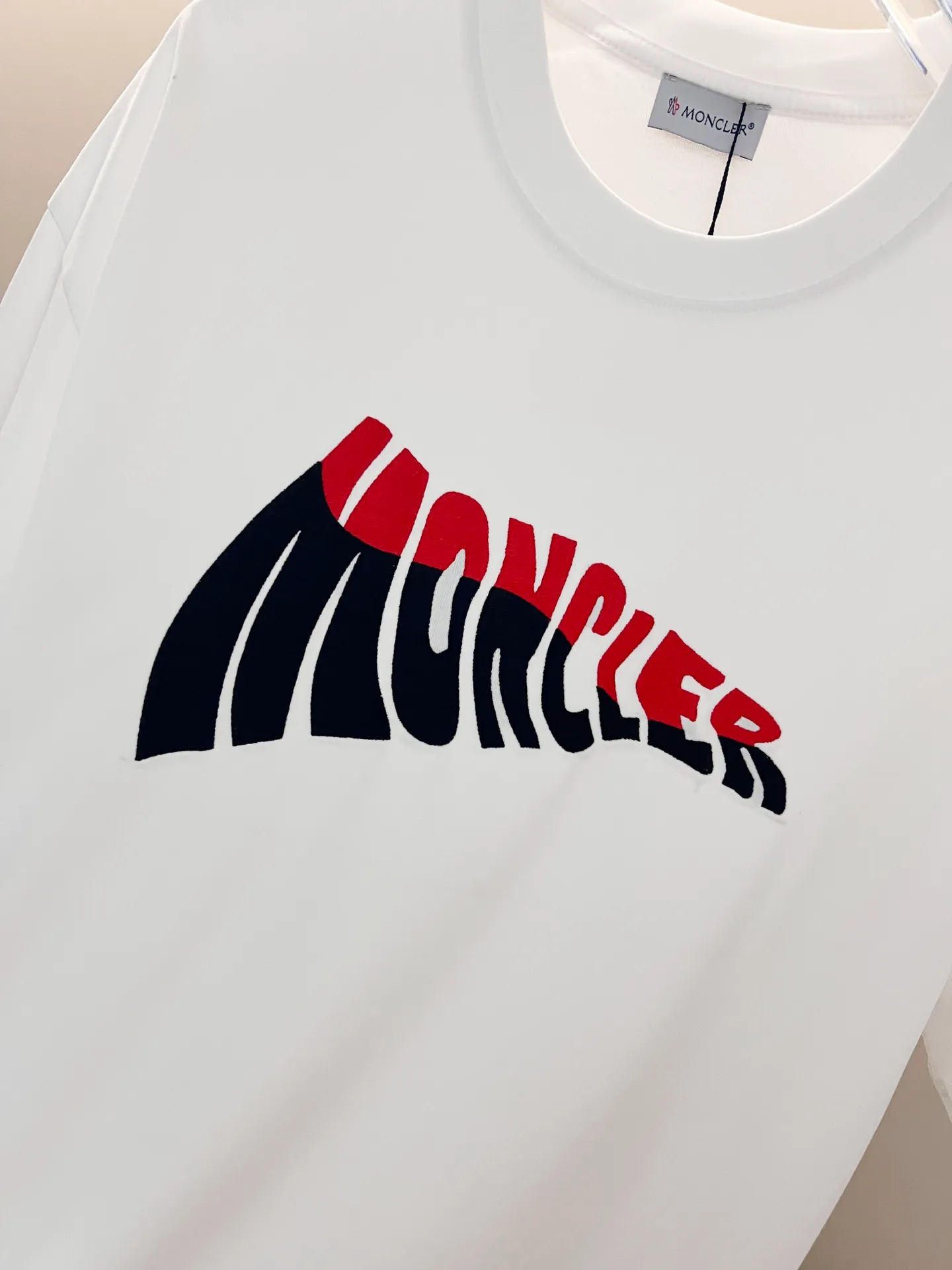 P150 MONCLER/muzzled 260g round neck short-sleeved T-shirt, color block embroidery🪡letter LOGO brand seal design logo, official synchronization, high version, high quality, fashionable personality, versatile trend, pure original quality, original fabric, tag, collar label, washed wheat, three complete standards, color: black, white. Size: XS-L