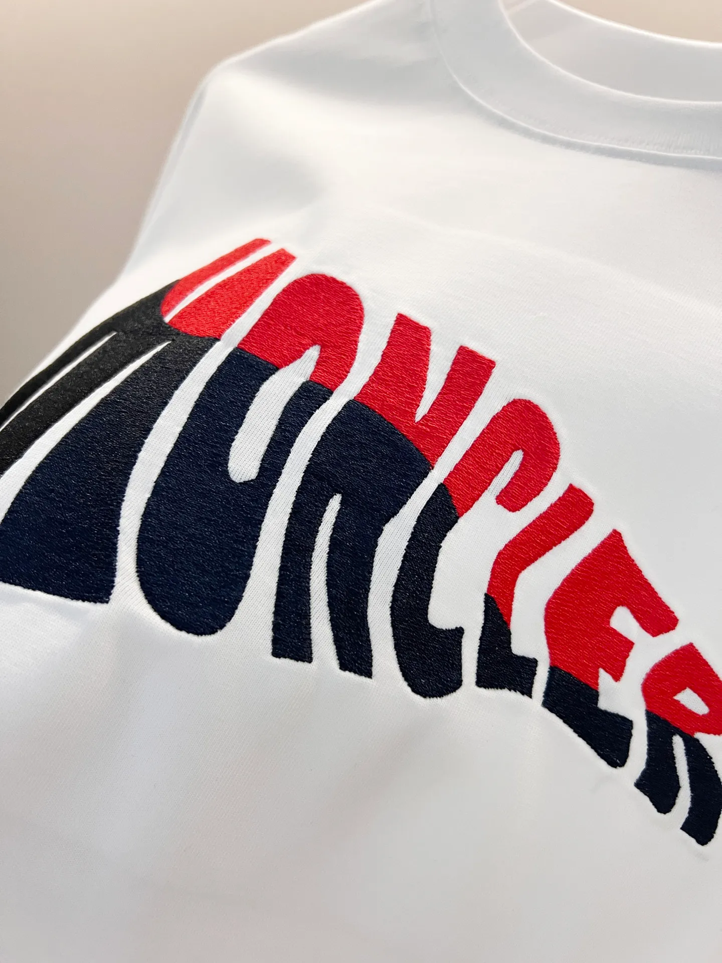 P150 MONCLER/muzzled 260g round neck short-sleeved T-shirt, color block embroidery🪡letter LOGO brand seal design logo, official synchronization, high version, high quality, fashionable personality, versatile trend, pure original quality, original fabric, tag, collar label, washed wheat, three complete standards, color: black, white. Size: XS-L