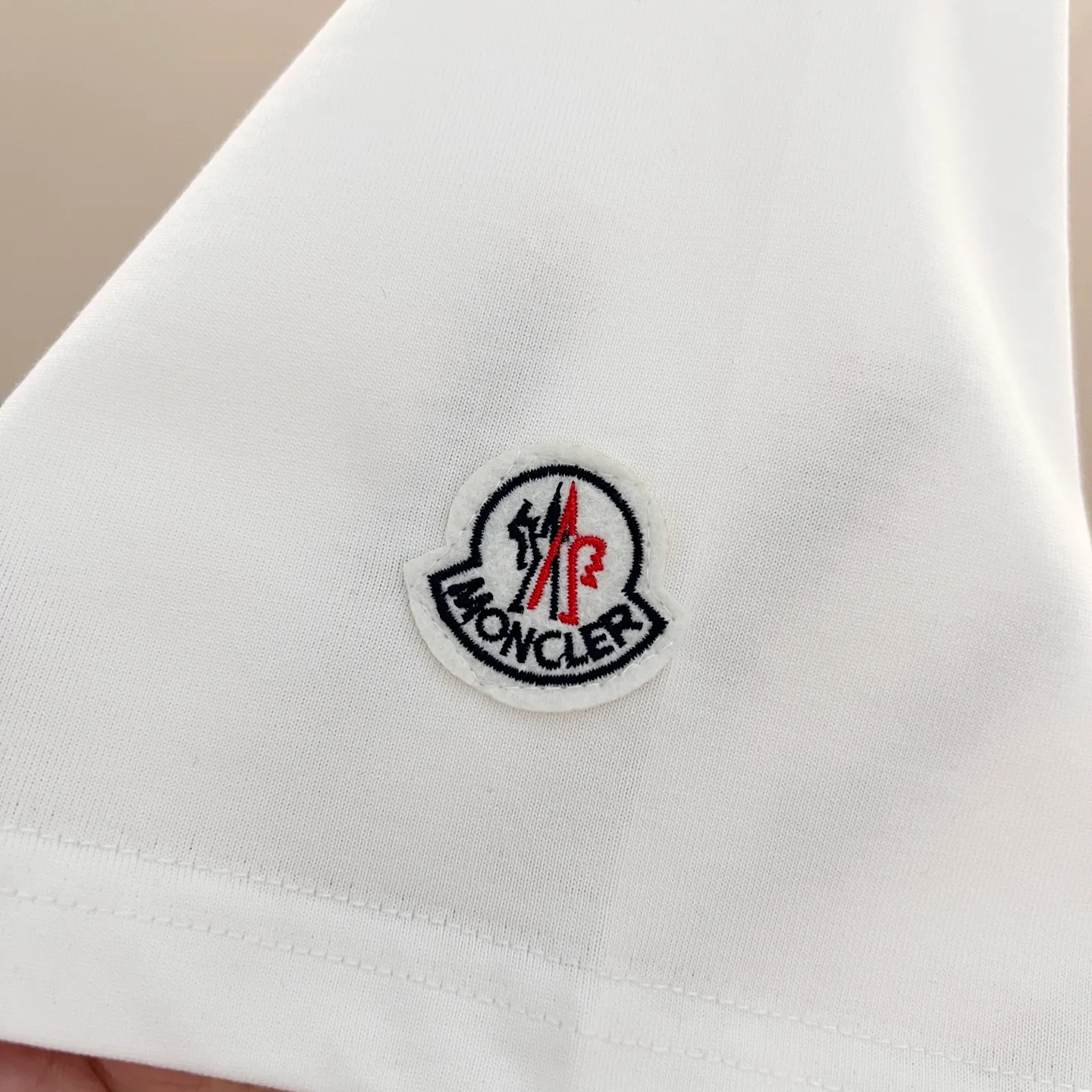 P150 MONCLER/muzzled 260g round neck short-sleeved T-shirt, color block embroidery🪡letter LOGO brand seal design logo, official synchronization, high version, high quality, fashionable personality, versatile trend, pure original quality, original fabric, tag, collar label, washed wheat, three complete standards, color: black, white. Size: XS-L