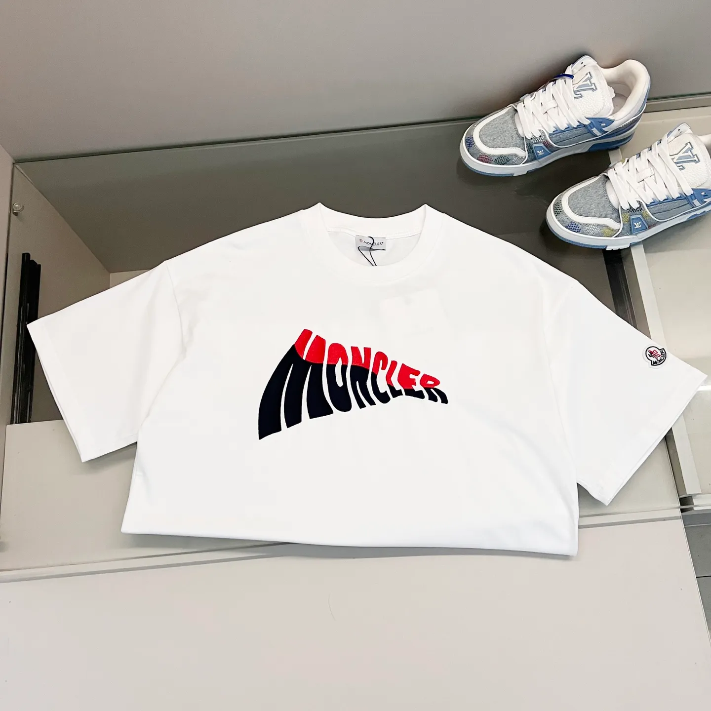 P150 MONCLER/muzzled 260g round neck short-sleeved T-shirt, color block embroidery🪡letter LOGO brand seal design logo, official synchronization, high version, high quality, fashionable personality, versatile trend, pure original quality, original fabric, tag, collar label, washed wheat, three complete standards, color: black, white. Size: XS-L