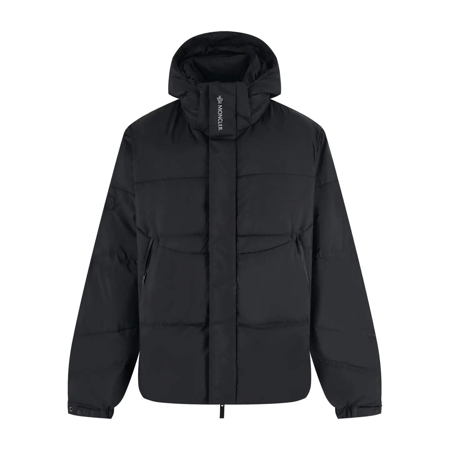 P1050 Moncler Jarama Black Warrior Down Jacket is made of customized lightweight waterproof breathable 100% polyester fabric. Filled with RDS-certified 90% high-loft white duck down, the down filling volume is about 430G, and the fill power is as high as 800+ 5A standard warmth level! The logo is created using imported screen glue printing technology. Made of imported German machine anti-velvet needles, up to 11 needles per 3cm, extremely tight and perfect in detail. The new season's complete set of accessories is independently developed, and every small detail is perfectly presented. (PS: The hat is removable) Size:S-M-L-XL