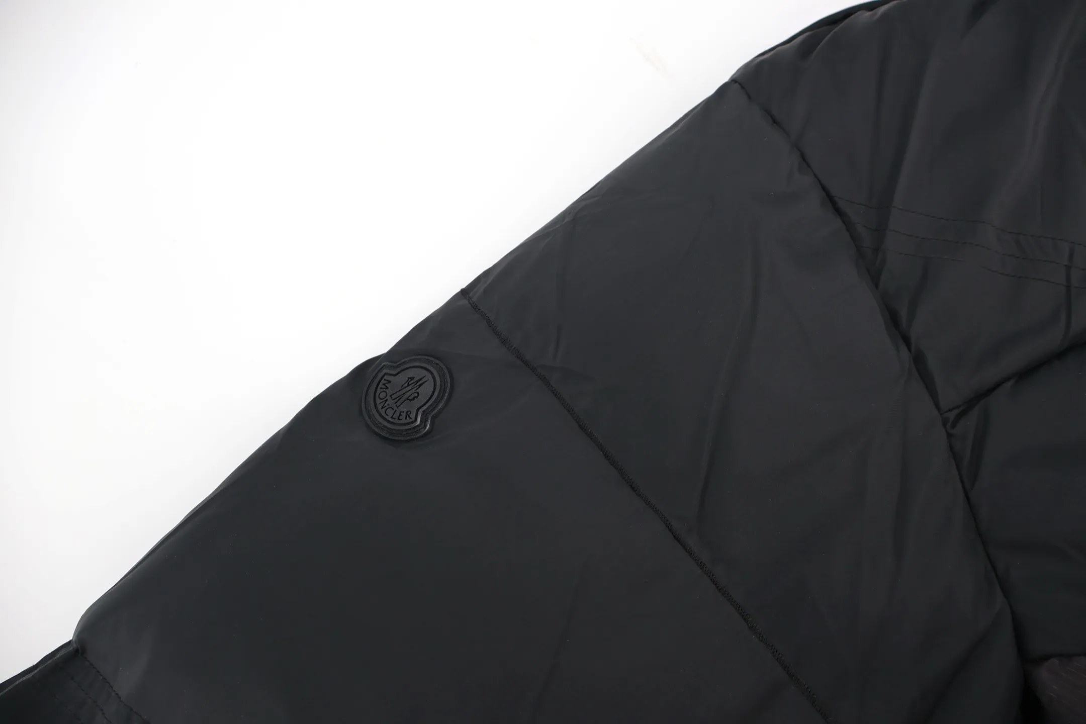 P1050 Moncler Jarama Black Warrior Down Jacket is made of customized lightweight waterproof breathable 100% polyester fabric. Filled with RDS-certified 90% high-loft white duck down, the down filling volume is about 430G, and the fill power is as high as 800+ 5A standard warmth level! The logo is created using imported screen glue printing technology. Made of imported German machine anti-velvet needles, up to 11 needles per 3cm, extremely tight and perfect in detail. The new season's complete set of accessories is independently developed, and every small detail is perfectly presented. (PS: The hat is removable) Size:S-M-L-XL