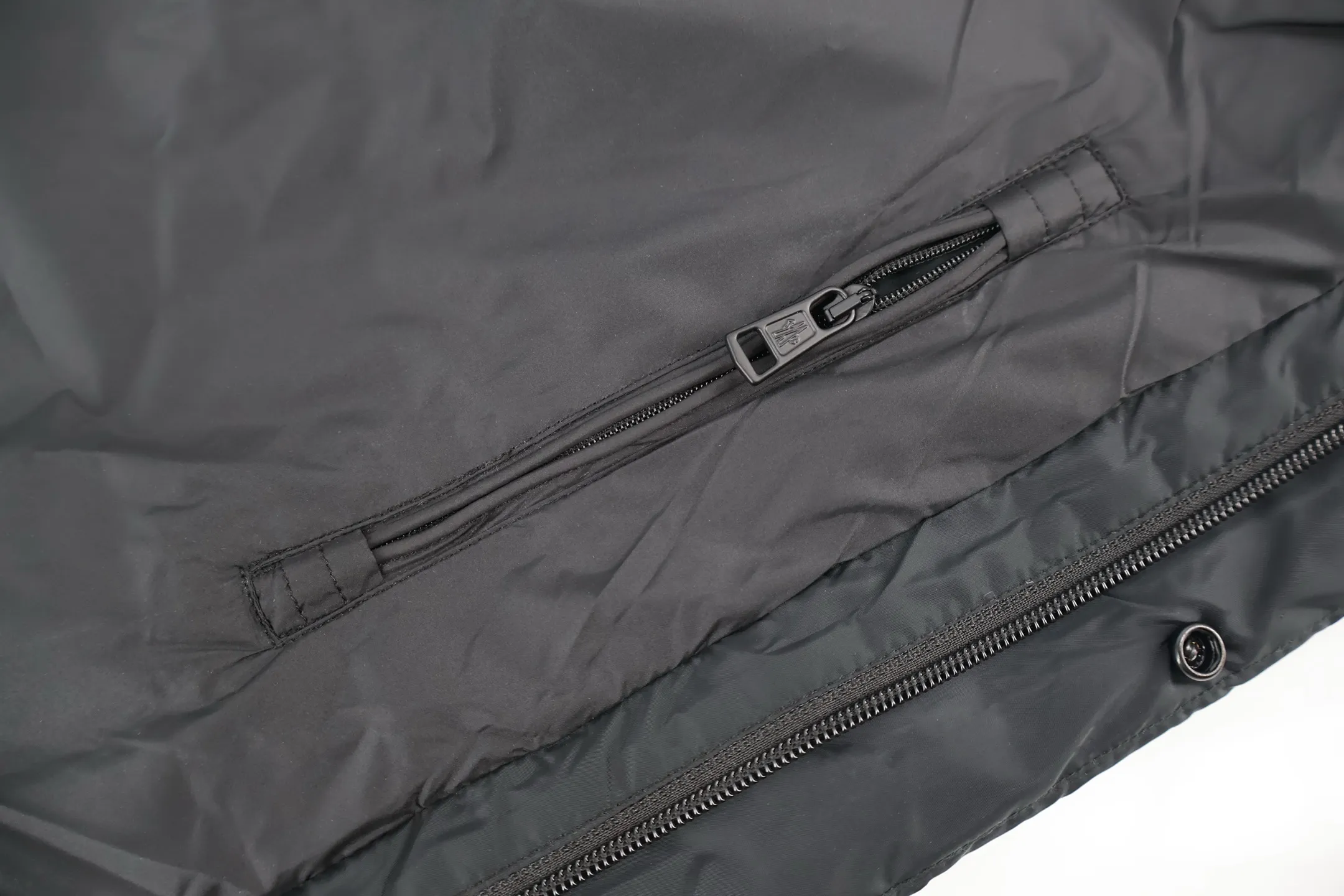 P1050 Moncler Jarama Black Warrior Down Jacket is made of customized lightweight waterproof breathable 100% polyester fabric. Filled with RDS-certified 90% high-loft white duck down, the down filling volume is about 430G, and the fill power is as high as 800+ 5A standard warmth level! The logo is created using imported screen glue printing technology. Made of imported German machine anti-velvet needles, up to 11 needles per 3cm, extremely tight and perfect in detail. The new season's complete set of accessories is independently developed, and every small detail is perfectly presented. (PS: The hat is removable) Size:S-M-L-XL