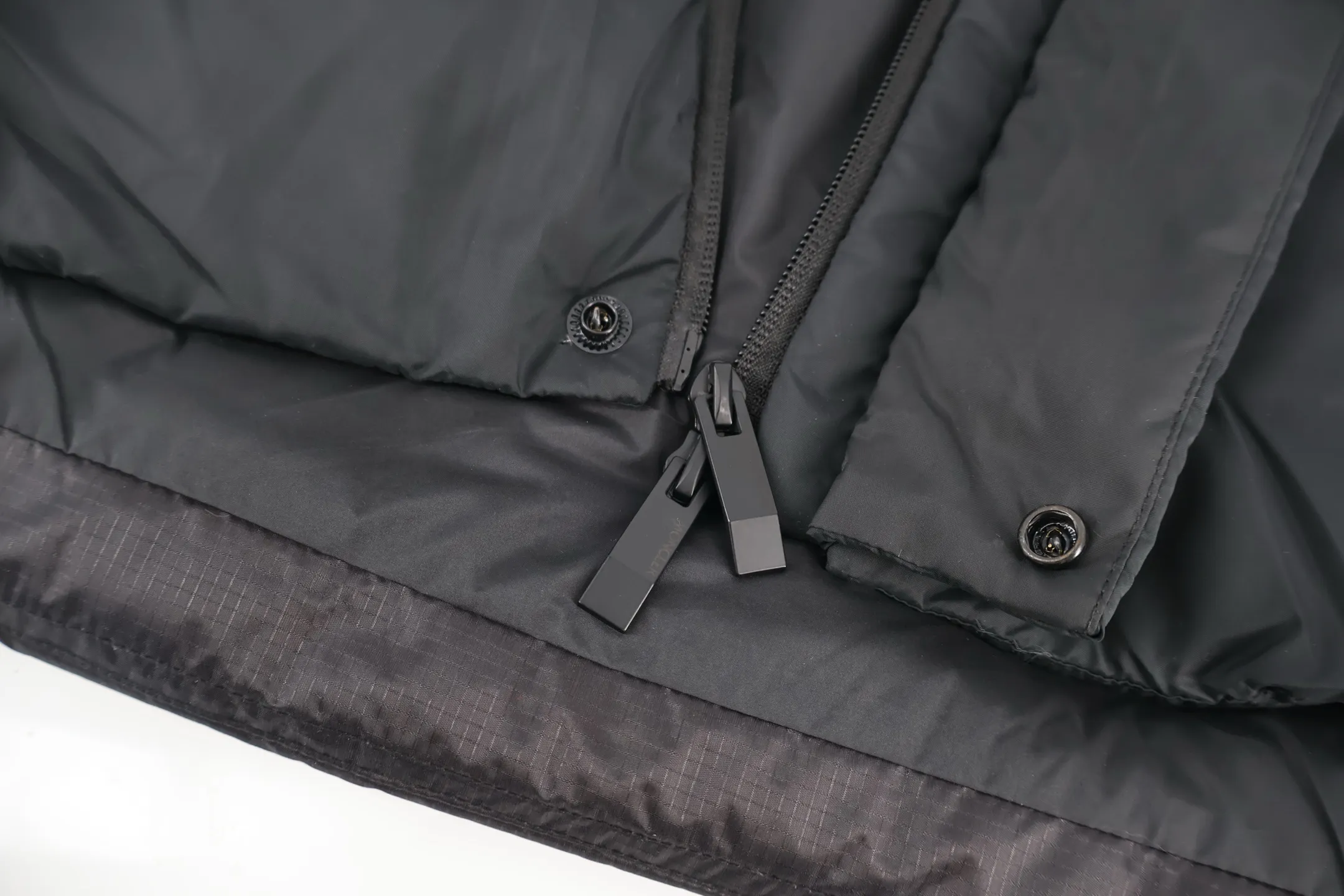 P1050 Moncler Jarama Black Warrior Down Jacket is made of customized lightweight waterproof breathable 100% polyester fabric. Filled with RDS-certified 90% high-loft white duck down, the down filling volume is about 430G, and the fill power is as high as 800+ 5A standard warmth level! The logo is created using imported screen glue printing technology. Made of imported German machine anti-velvet needles, up to 11 needles per 3cm, extremely tight and perfect in detail. The new season's complete set of accessories is independently developed, and every small detail is perfectly presented. (PS: The hat is removable) Size:S-M-L-XL
