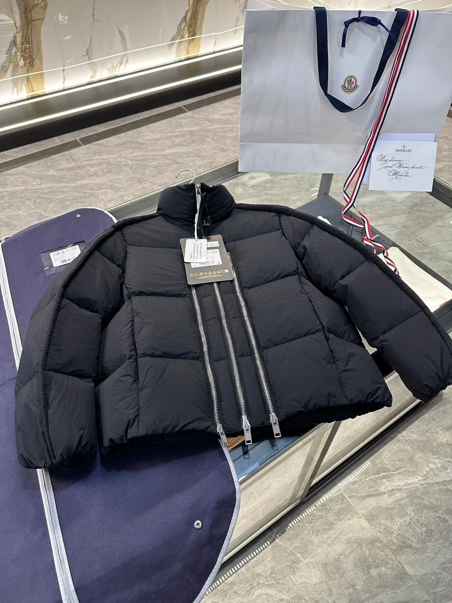 P1100 MONCLER GENIUS (Sky City show model) Moncler x Willow Smith YAEL short women's down jacket. More details are shot.