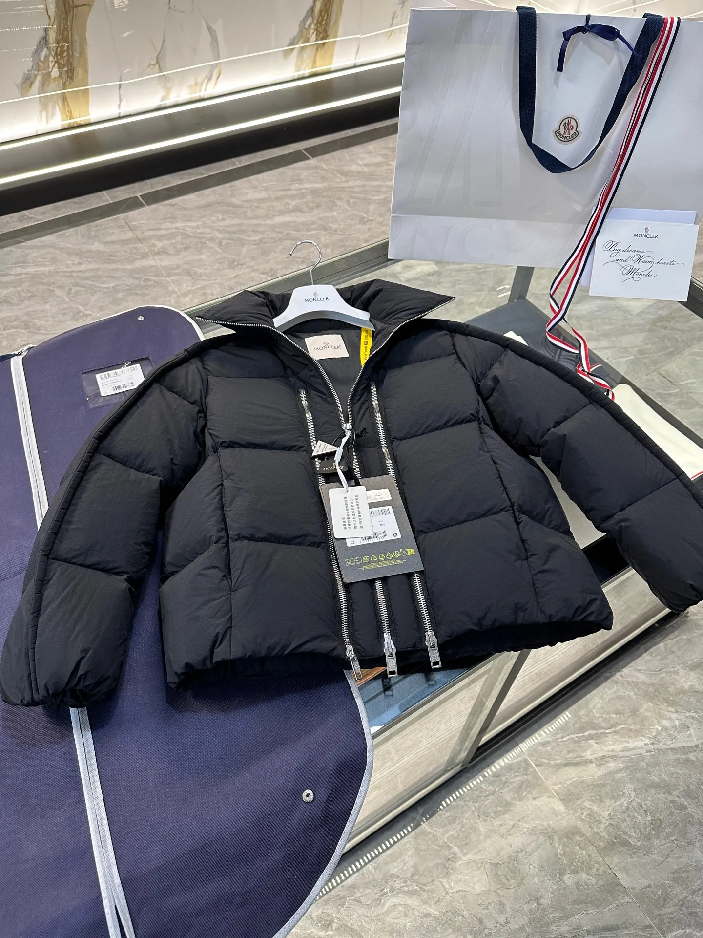P1100 MONCLER GENIUS (Sky City show model) Moncler x Willow Smith YAEL short women's down jacket. More details are shot.