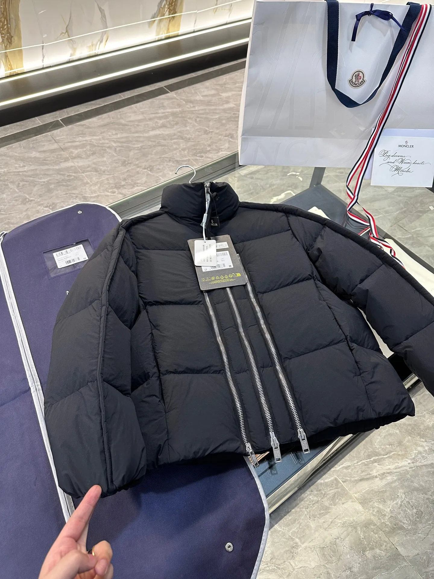 P1100 MONCLER GENIUS (Sky City show model) Moncler x Willow Smith YAEL short women's down jacket. More details are shot.