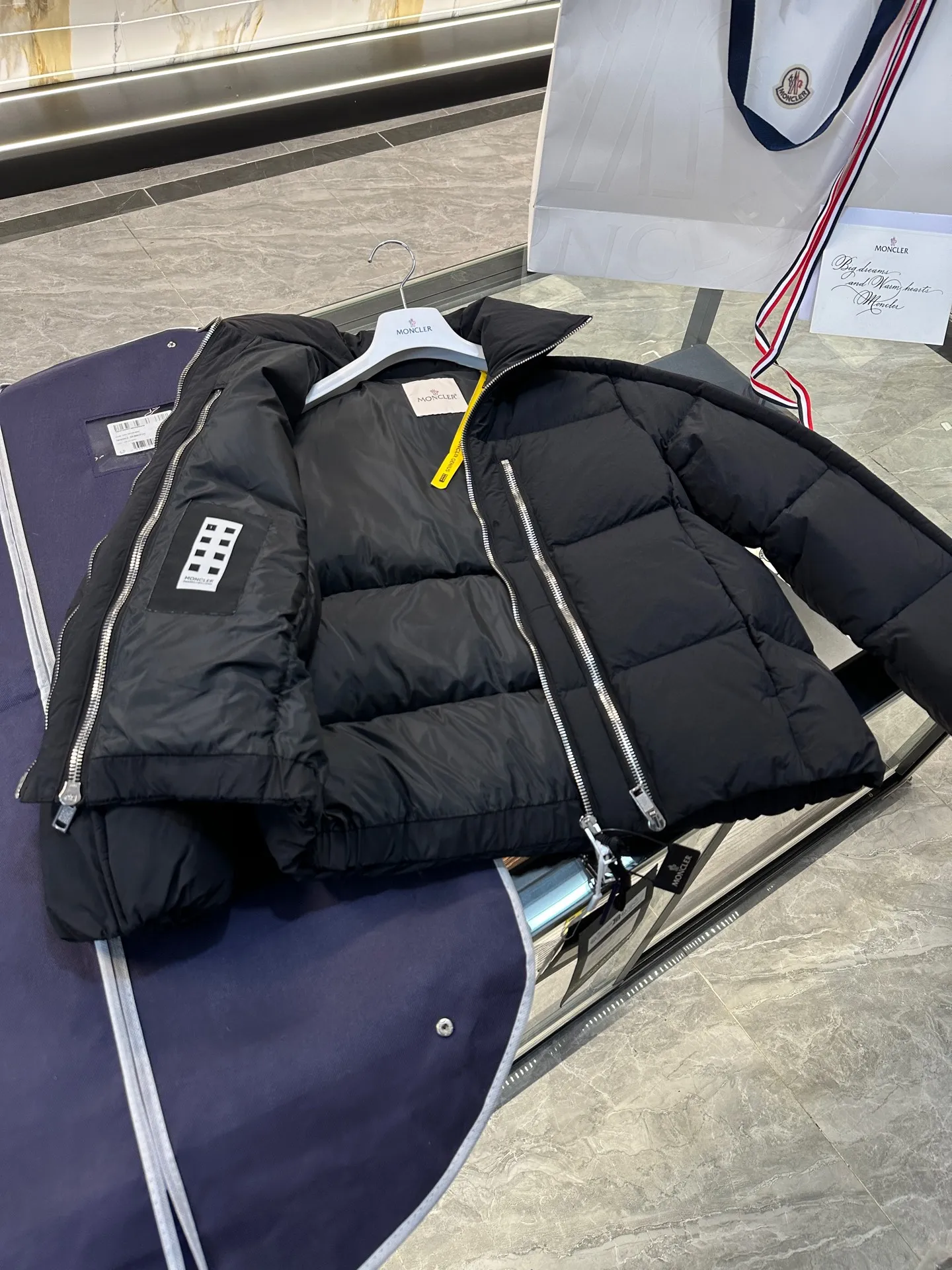 P1100 MONCLER GENIUS (Sky City show model) Moncler x Willow Smith YAEL short women's down jacket. More details are shot.