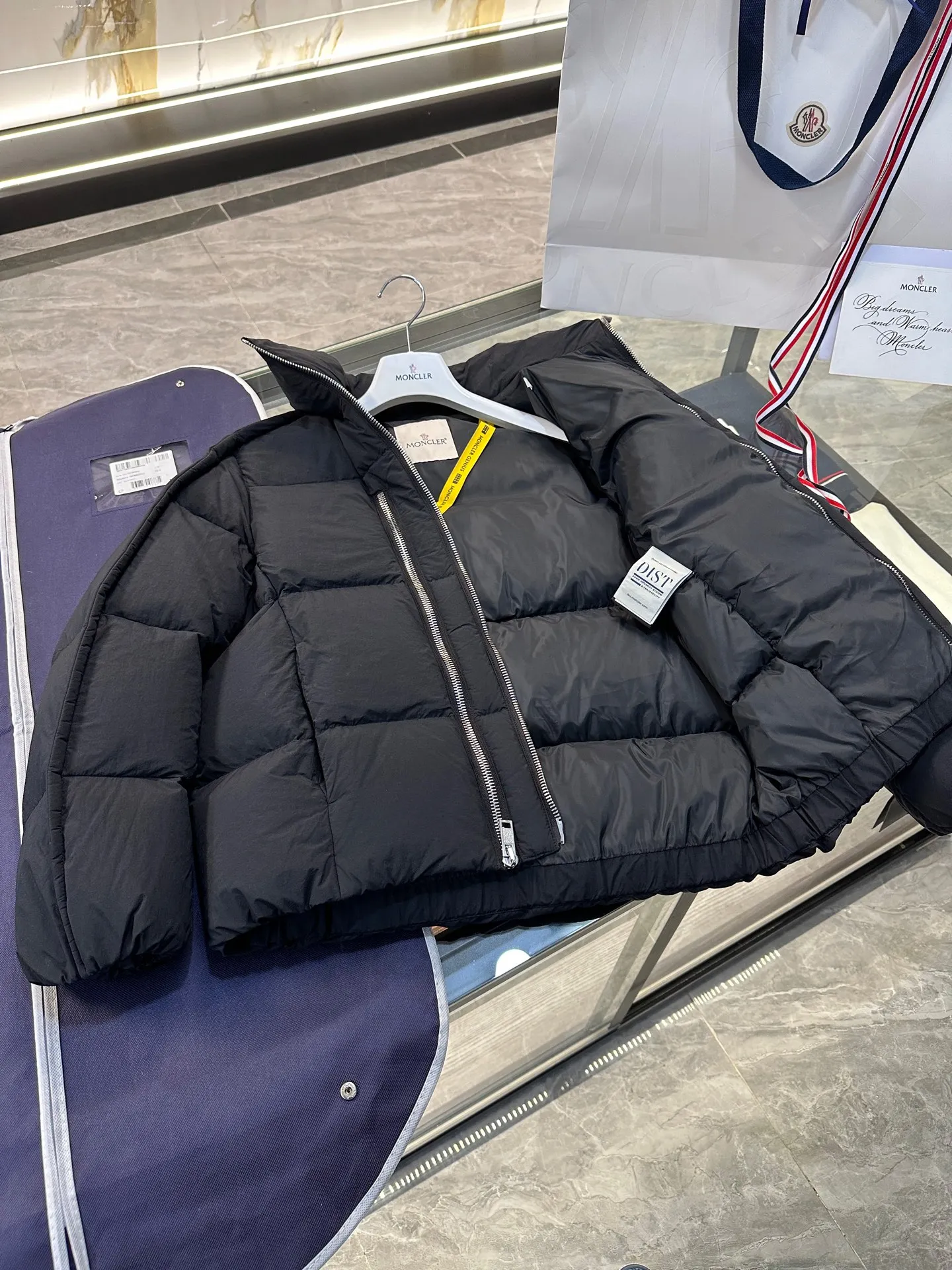 P1100 MONCLER GENIUS (Sky City show model) Moncler x Willow Smith YAEL short women's down jacket. More details are shot.