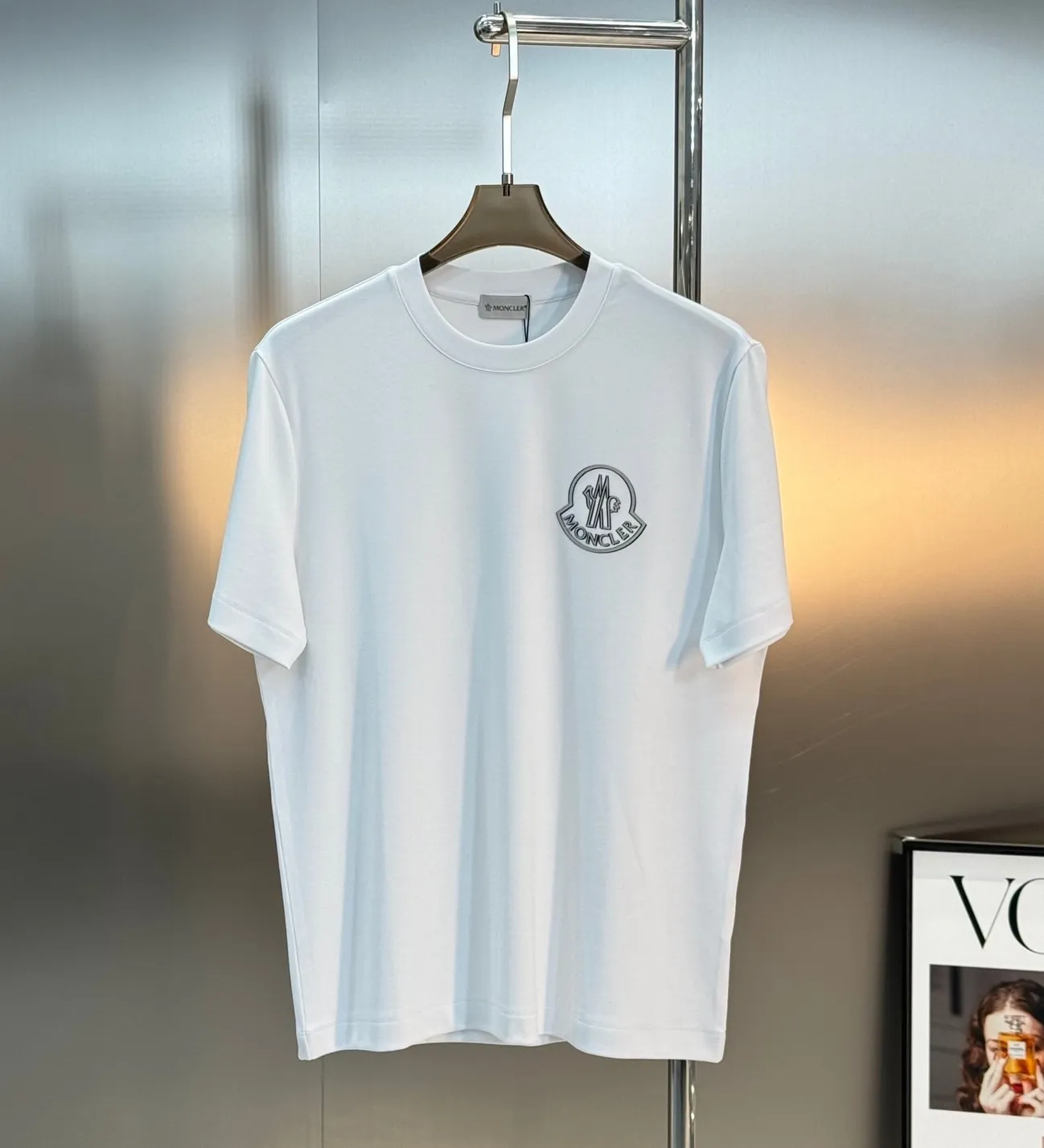 P150 Moncler 25s new Salona T-shirt. Basic model recommended! Customized branded hat with three-dimensional heat transfer design on the chest. Clean, refreshing, simple and elegant. Recommended item for any age [Fireworks] regular version! Custom-made 250g Salona fabric, the surface is skin-friendly and smooth, and the body is as comfortable as a baby! Color: Black. White. Size: s-xxl (L is recommended for 175/140 pounds)