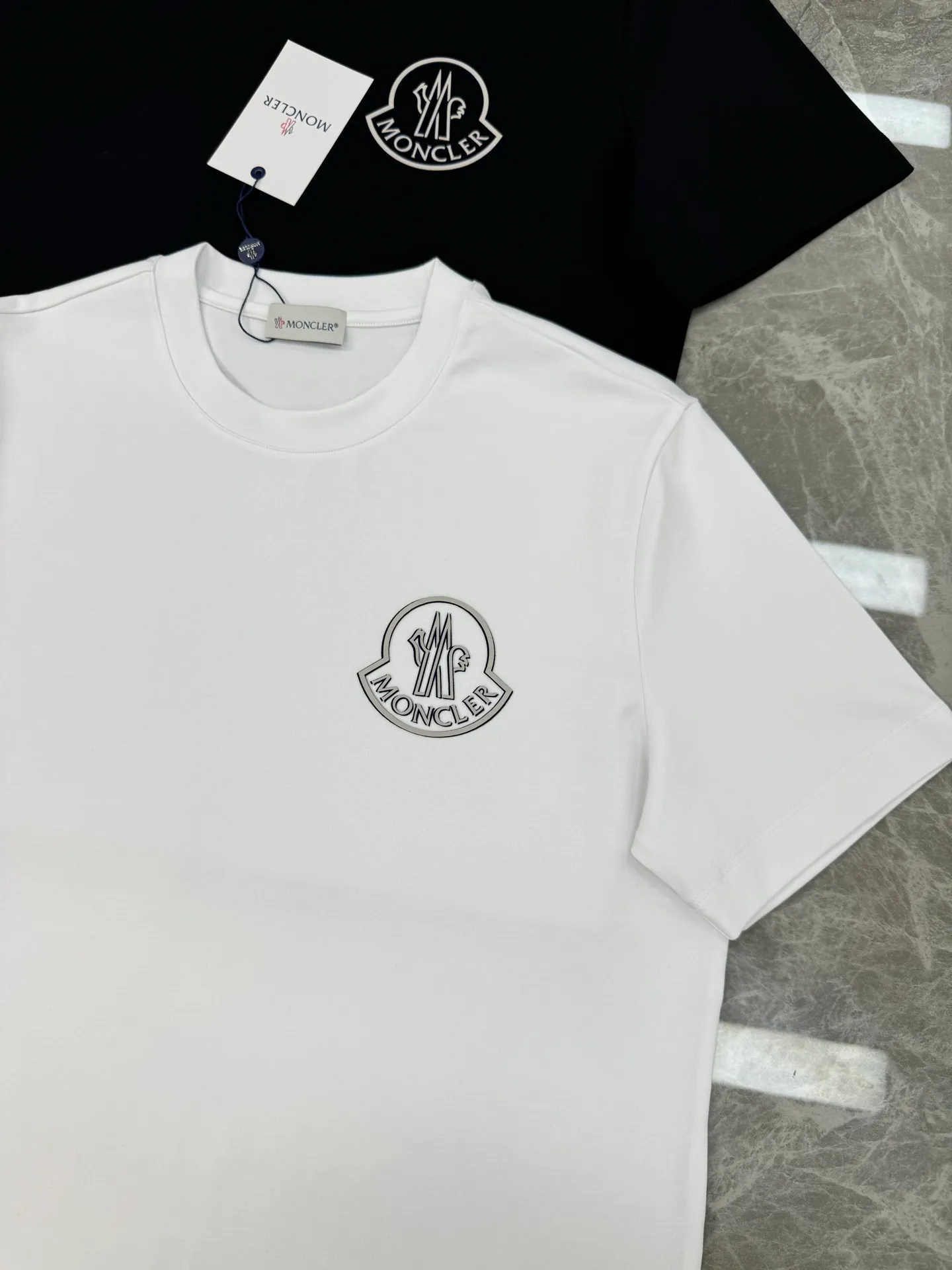 P150 Moncler 25s new Salona T-shirt. Basic model recommended! Customized branded hat with three-dimensional heat transfer design on the chest. Clean, refreshing, simple and elegant. Recommended item for any age [Fireworks] regular version! Custom-made 250g Salona fabric, the surface is skin-friendly and smooth, and the body is as comfortable as a baby! Color: Black. White. Size: s-xxl (L is recommended for 175/140 pounds)