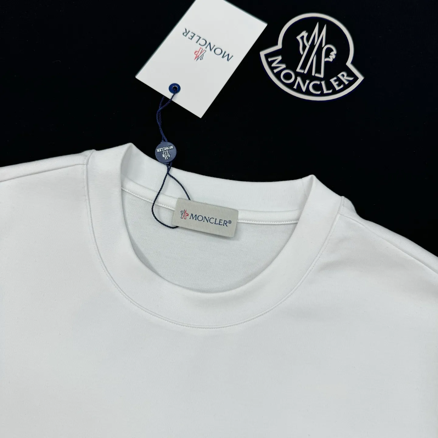 P150 Moncler 25s new Salona T-shirt. Basic model recommended! Customized branded hat with three-dimensional heat transfer design on the chest. Clean, refreshing, simple and elegant. Recommended item for any age [Fireworks] regular version! Custom-made 250g Salona fabric, the surface is skin-friendly and smooth, and the body is as comfortable as a baby! Color: Black. White. Size: s-xxl (L is recommended for 175/140 pounds)