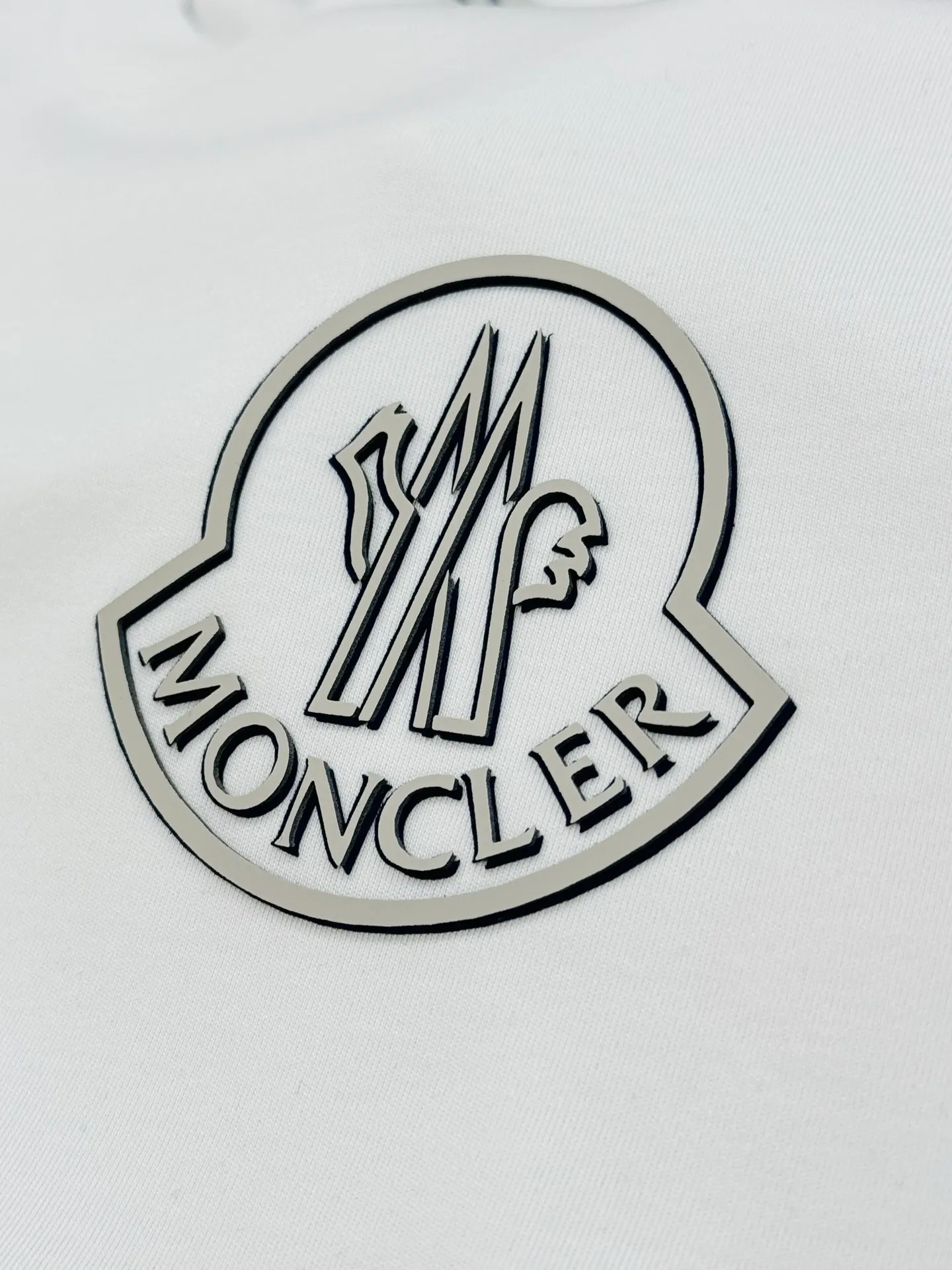 P150 Moncler 25s new Salona T-shirt. Basic model recommended! Customized branded hat with three-dimensional heat transfer design on the chest. Clean, refreshing, simple and elegant. Recommended item for any age [Fireworks] regular version! Custom-made 250g Salona fabric, the surface is skin-friendly and smooth, and the body is as comfortable as a baby! Color: Black. White. Size: s-xxl (L is recommended for 175/140 pounds)