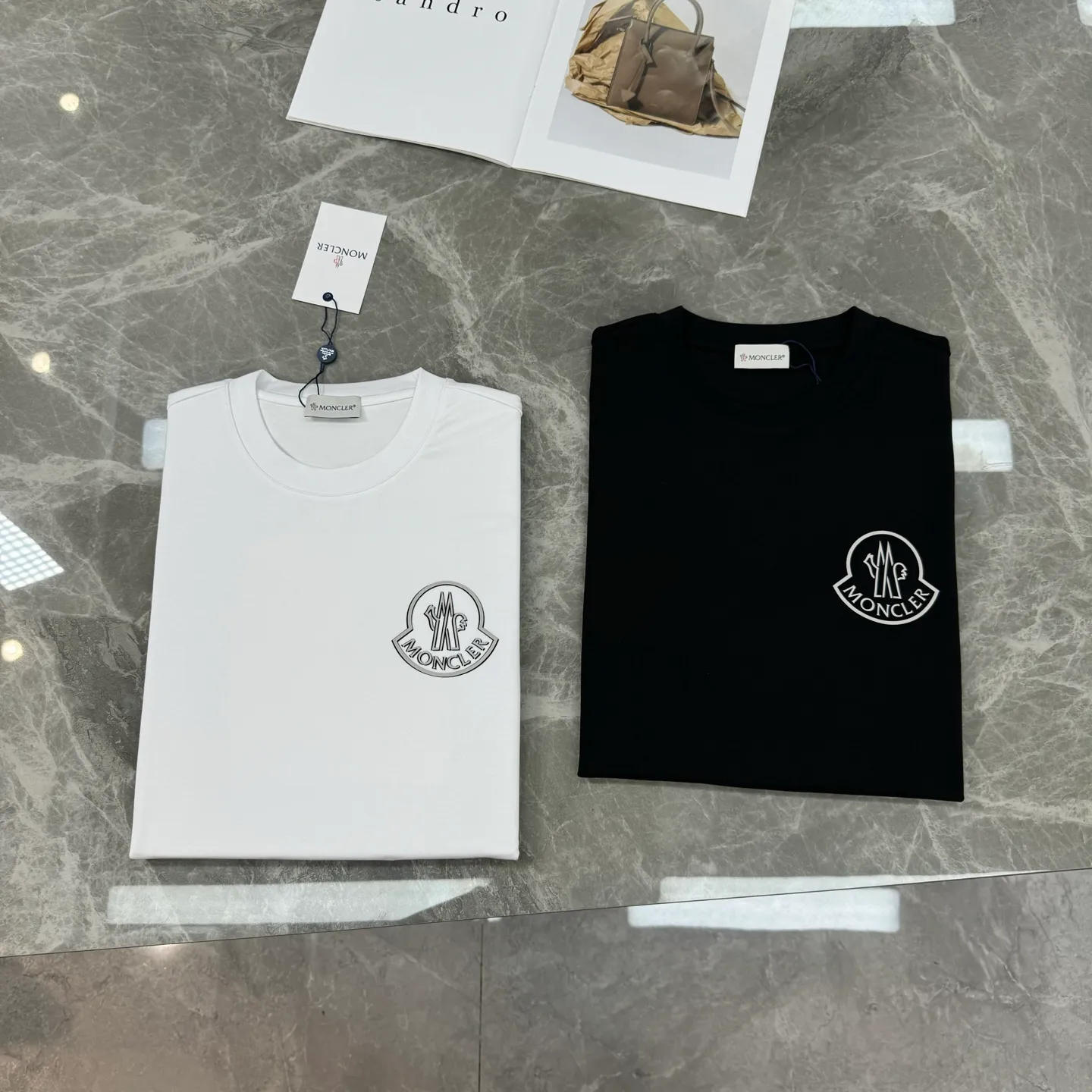 P150 Moncler 25s new Salona T-shirt. Basic model recommended! Customized branded hat with three-dimensional heat transfer design on the chest. Clean, refreshing, simple and elegant. Recommended item for any age [Fireworks] regular version! Custom-made 250g Salona fabric, the surface is skin-friendly and smooth, and the body is as comfortable as a baby! Color: Black. White. Size: s-xxl (L is recommended for 175/140 pounds)